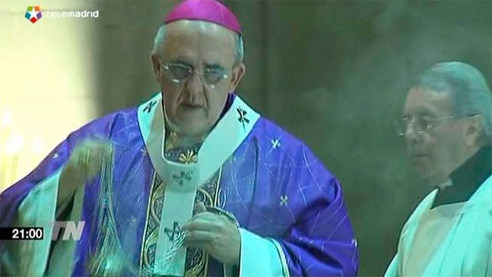 La Almudena acoge una misa por las víctimas del atentado de París