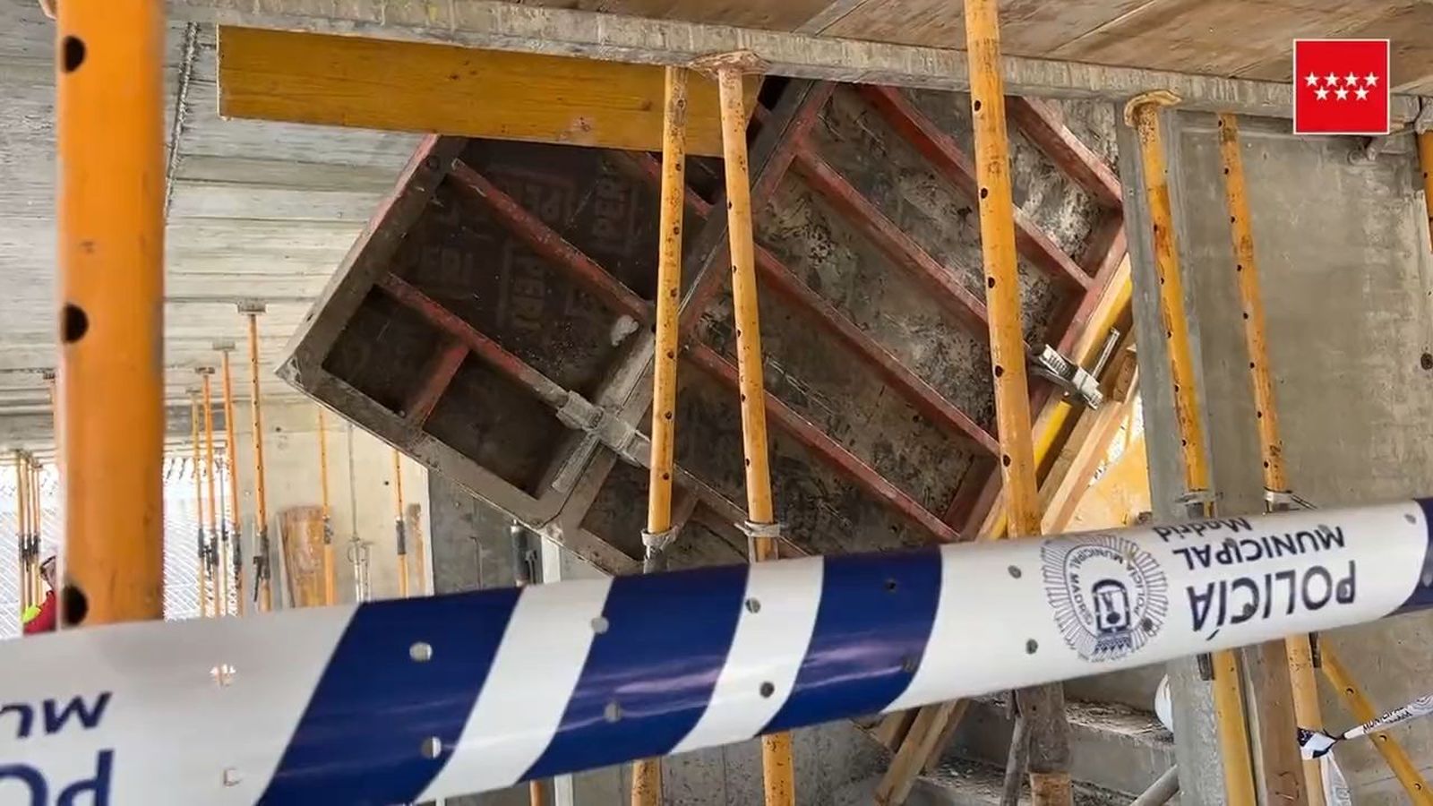 Herido grave un trabajador al caerle una plancha de encofrado de 400 kilos en una obra en Madrid