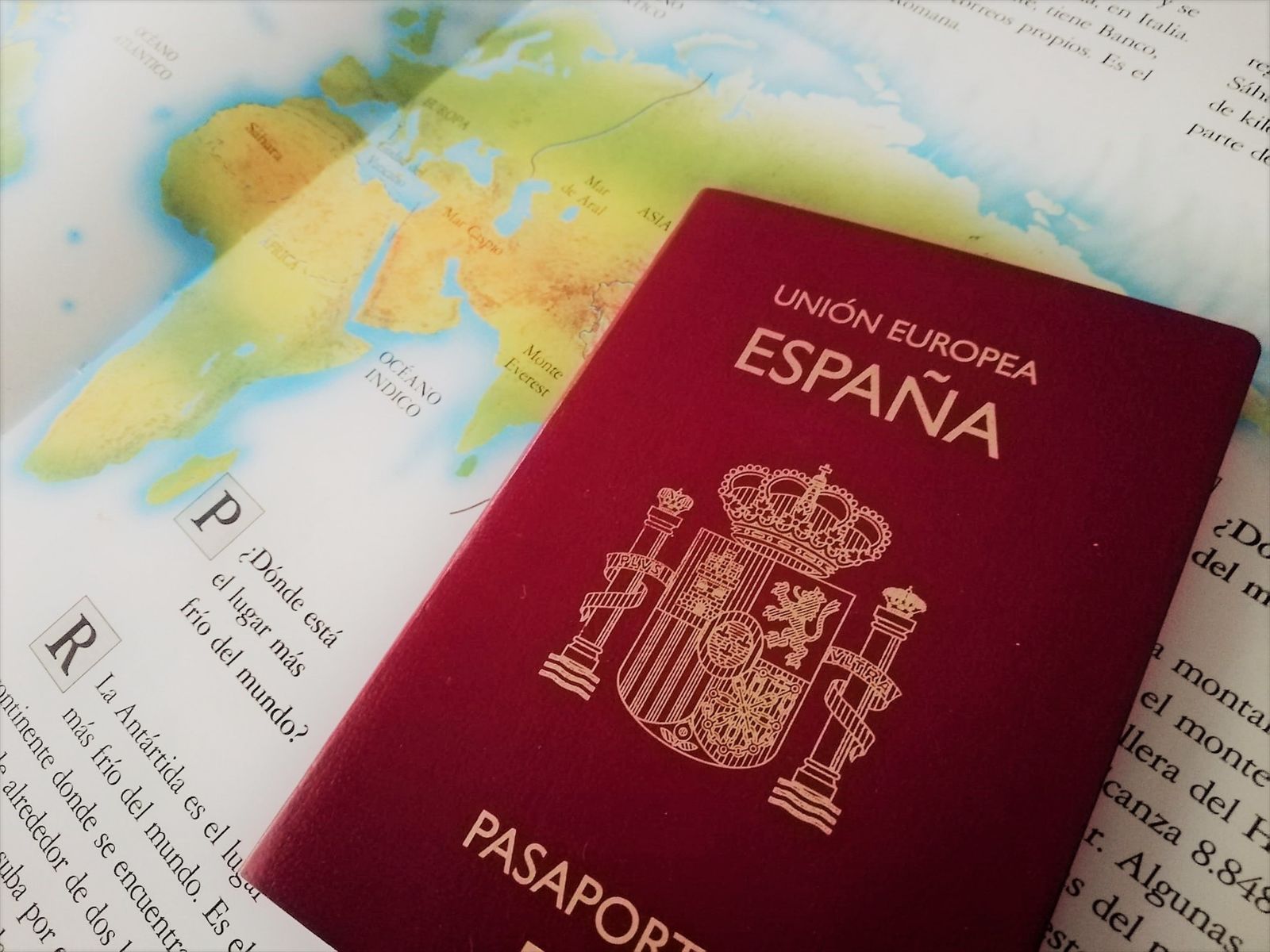 Pasaporte español sobre un mapa