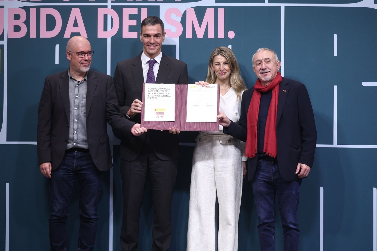 Pedro Sánchez preside la firma de la subida del SMI pactado por Yolanda Díaz sin los empresarios