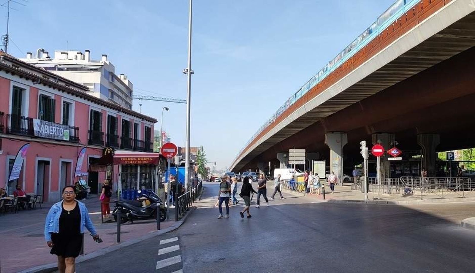 Vecinos de Puente de Vallecas caminan junto al 'scalextric' de la M-30