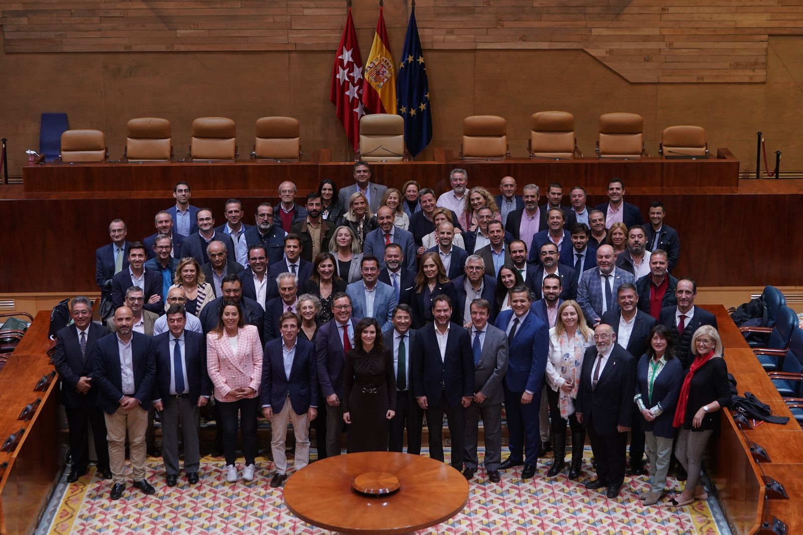 La presidenta de la Comunidad, Isabel Díaz Ayuso, se reúne con alcaldes y representantes municipales del PP en la Asamblea de Madrid.