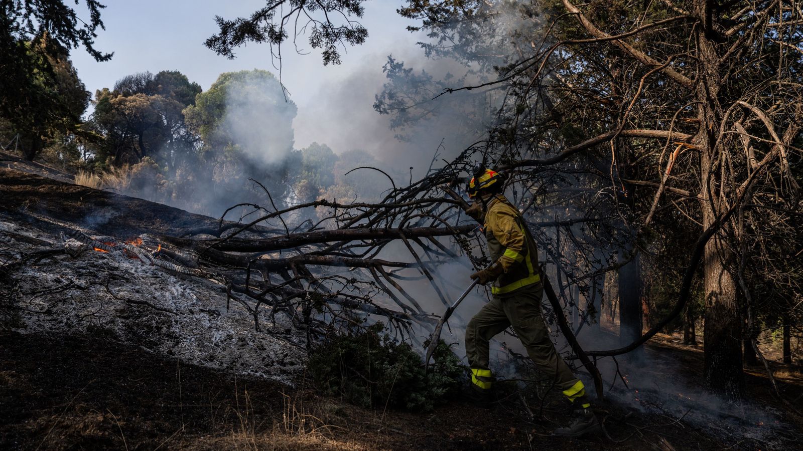 El incendio de la Sierra Oeste sigue estabilizado mientras se extinguen los últimos puntos calientes
