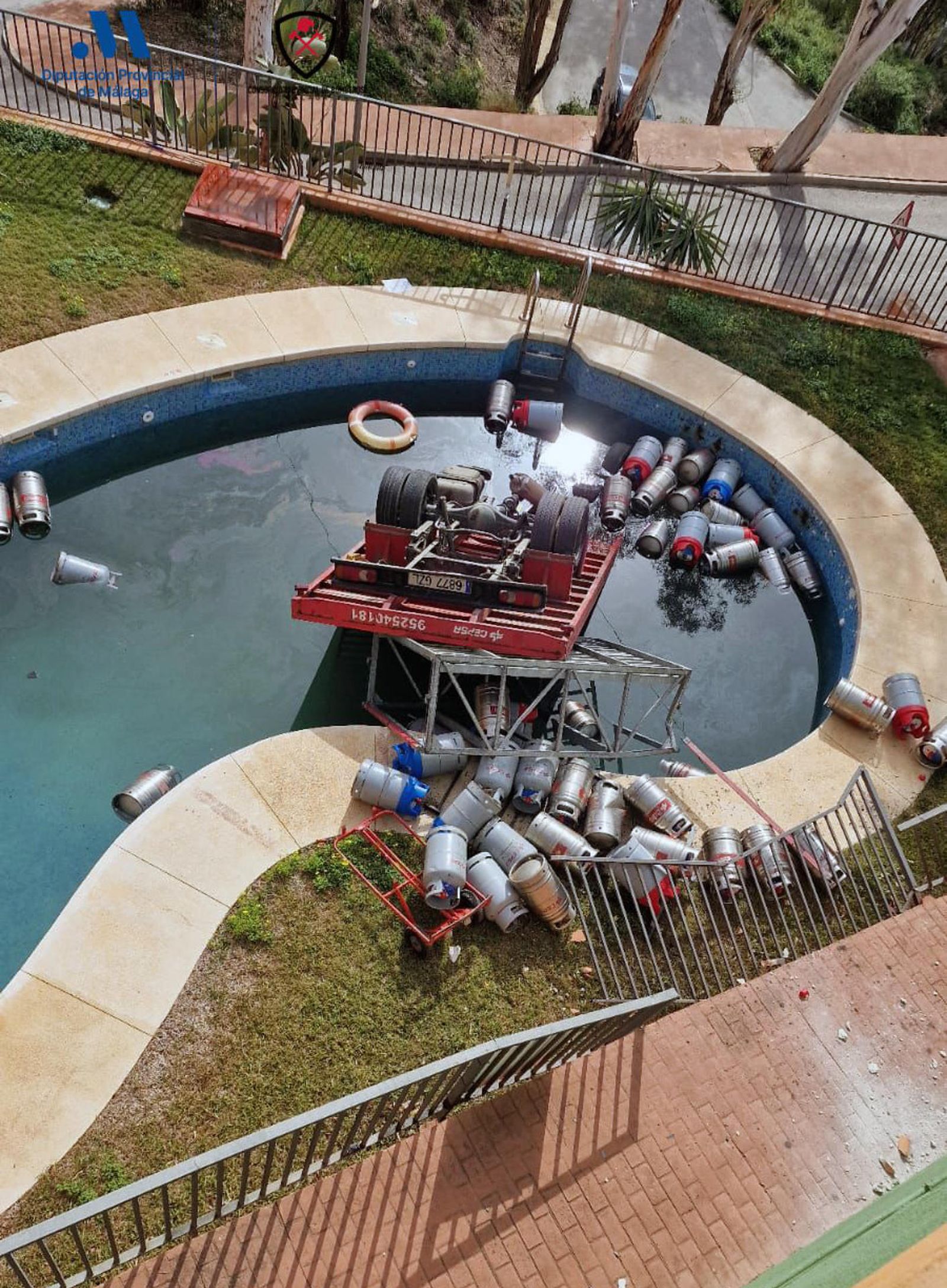 El camión del butano en la piscina de una urbanización malagueña