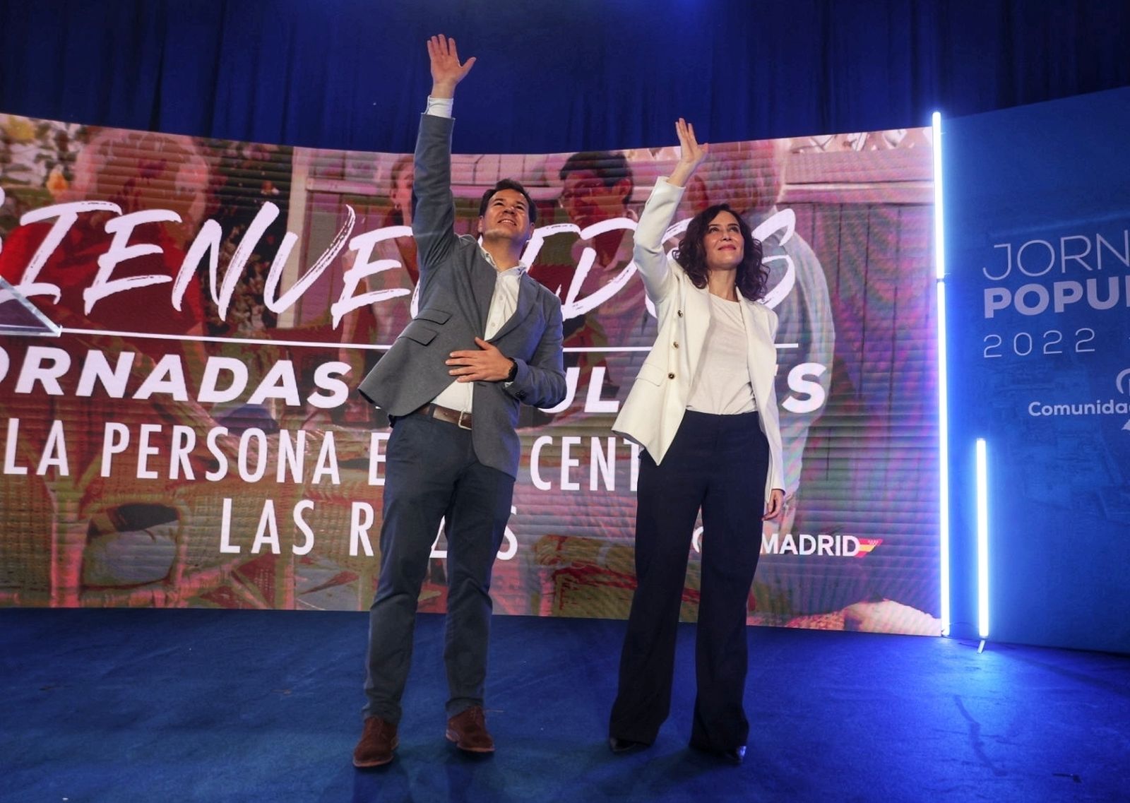 El alcalde de Las Rozas, José de la Uz y la presidenta de la Comunidad de Madrid y presidenta del Partido Popular (PP) de Madrid, Isabel Díaz Ayuso, saludan durante la inauguración de la tercera jornada 'Popular', 'La persona en el centro', en el Auditorio Joaquín Rodrigo de Las Rozas