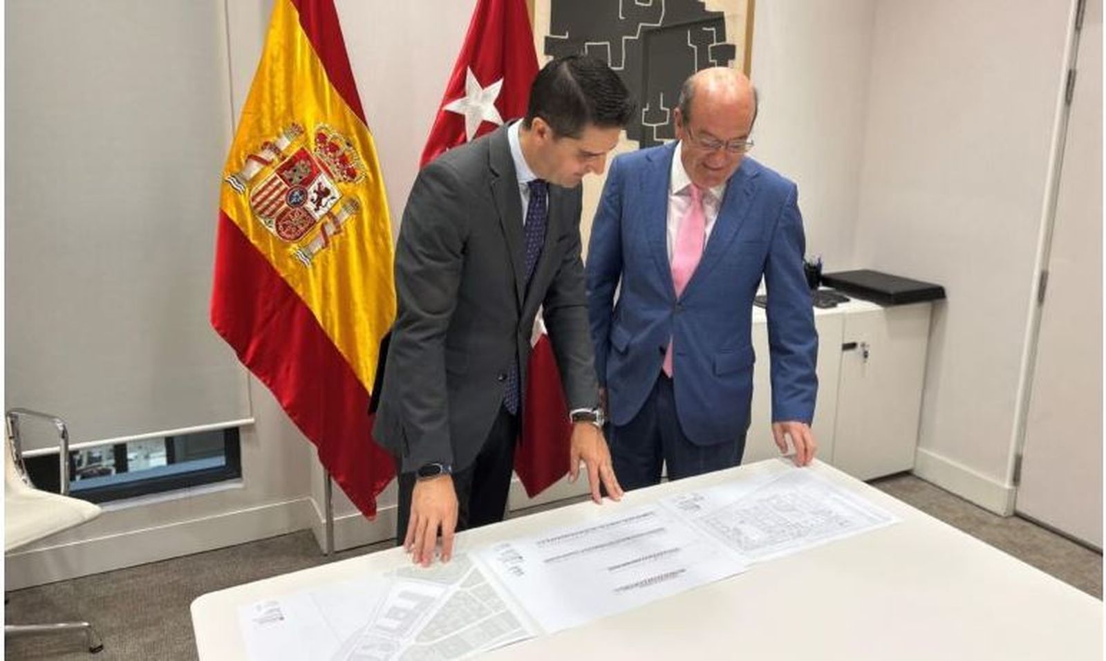 El consejero de Educación de la Comunidad de Madrid, Emilio Viciana, ha recibido hoy al alcalde de El Escorial, Antonio Vicente Rubio