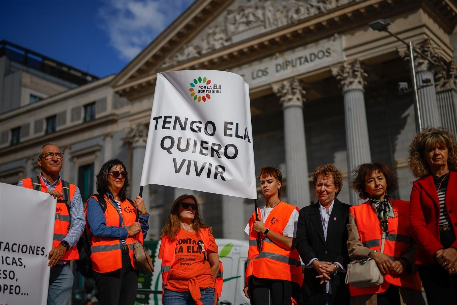 Protesta de enfermos de ELA el mismo día que entra en vigor el decreto de ayudas