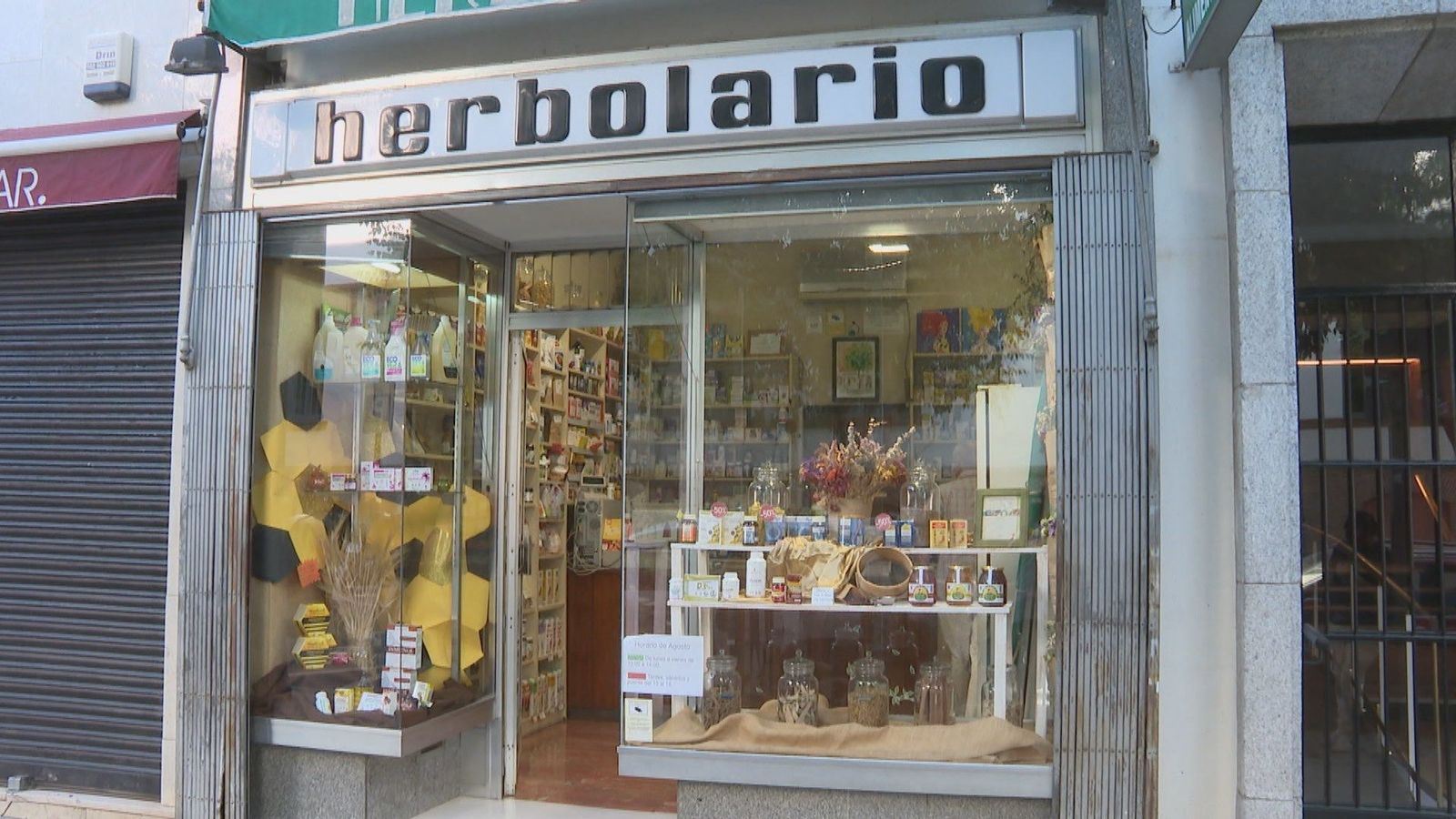 Chamberí reconoce a tres comercios que superan los 30 años de actividad