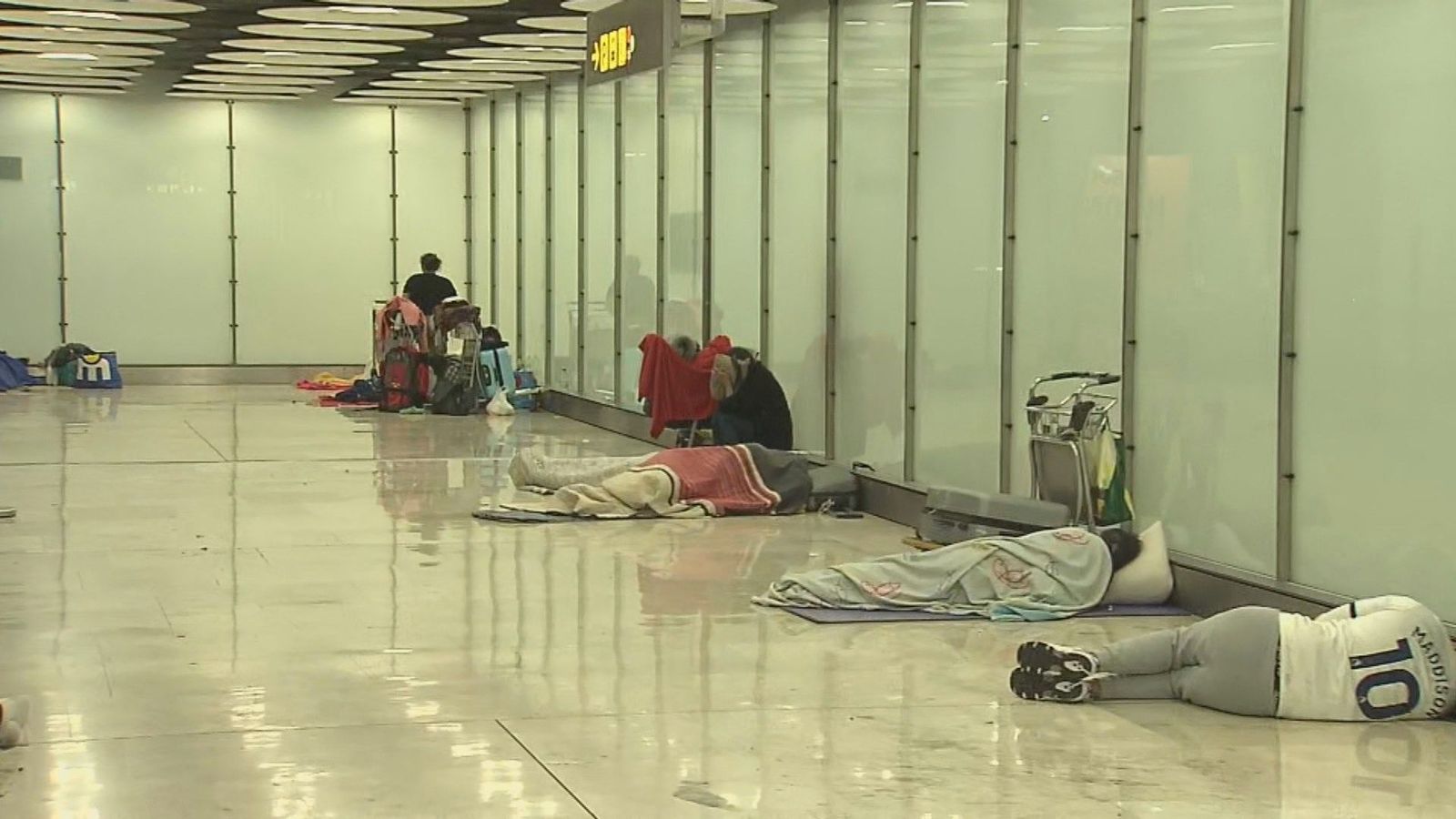 Decenas de sintecho duermen en Barajas pese al cierre nocturno: "Adelantan su hora de llegada"