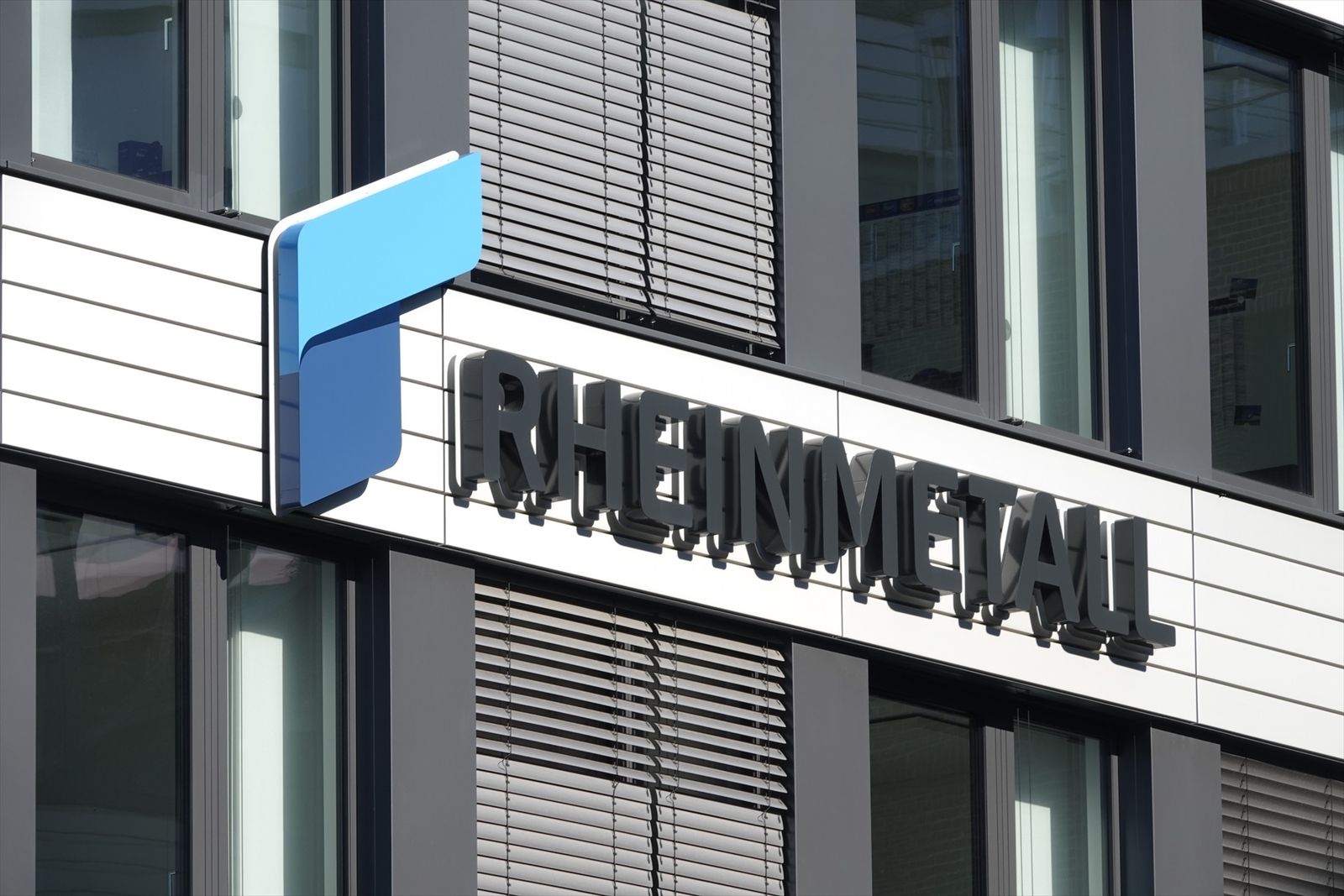 Rótulo en el exterior de una de las sedes de la empresa alemana de armamento Rheinmetall