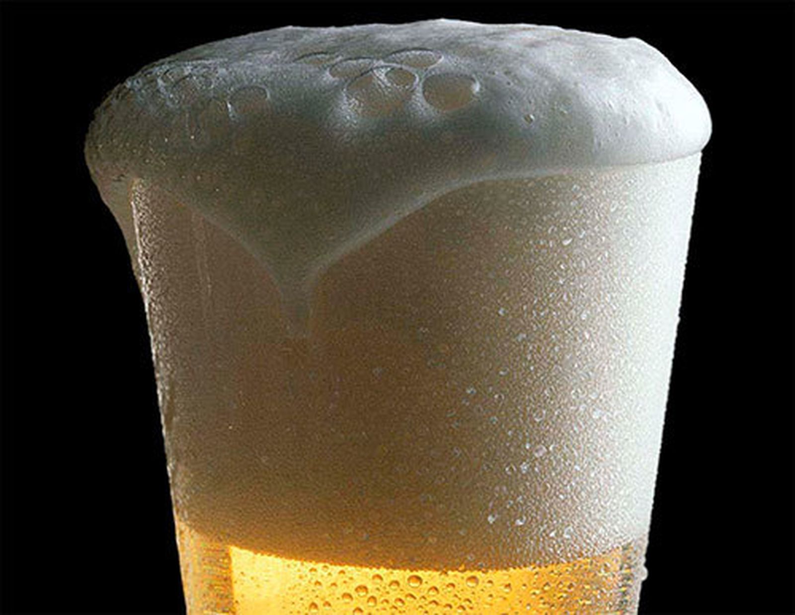 ¿Por qué se desborda una cerveza?
