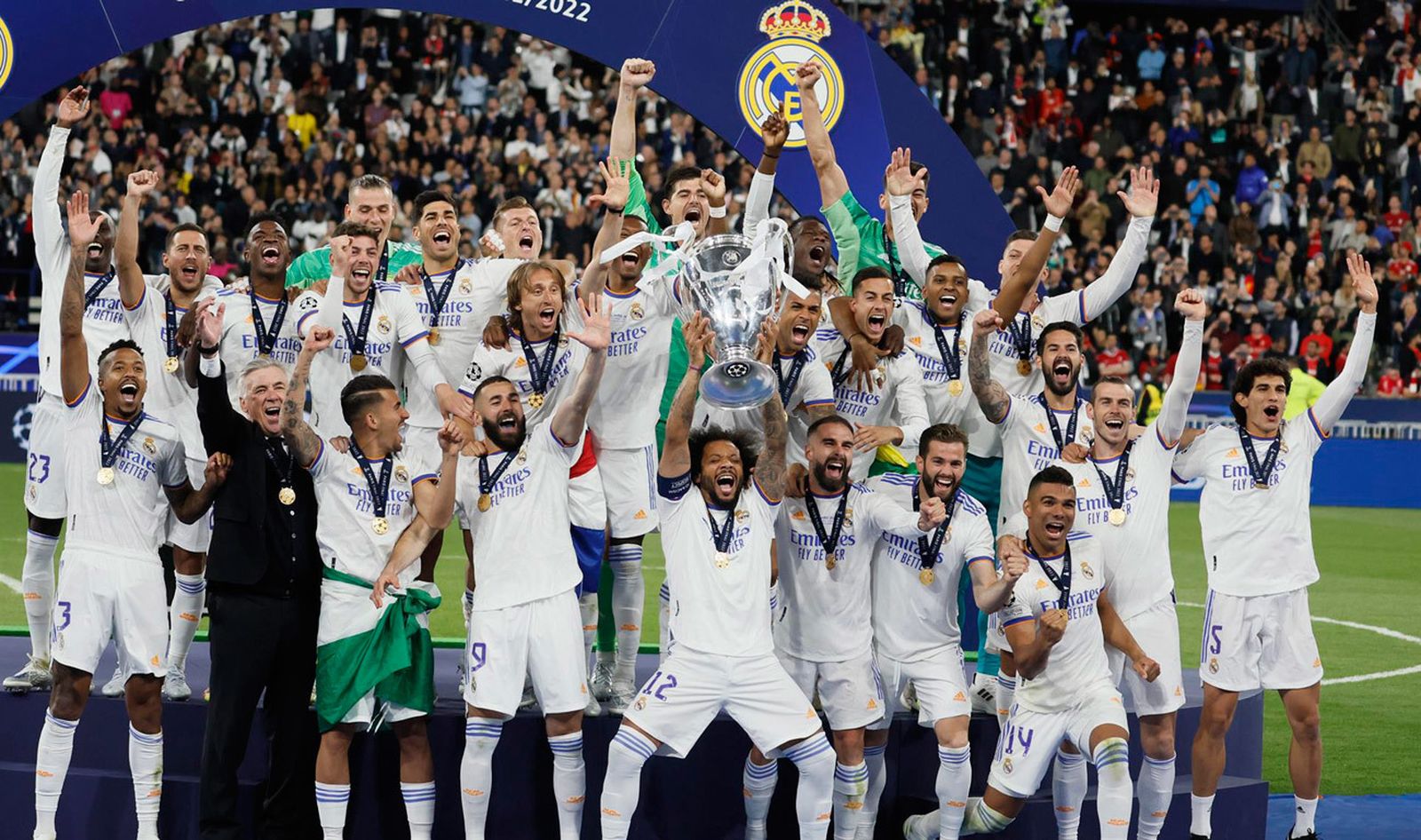 Los jugadores del Real Madrid celebran con el trofeo la victoria ante el Liverpool por 0-1 al término del partido de la final de la Liga de Campeones disputado este sábado en el Estadio de Francia, en Saint-Denis