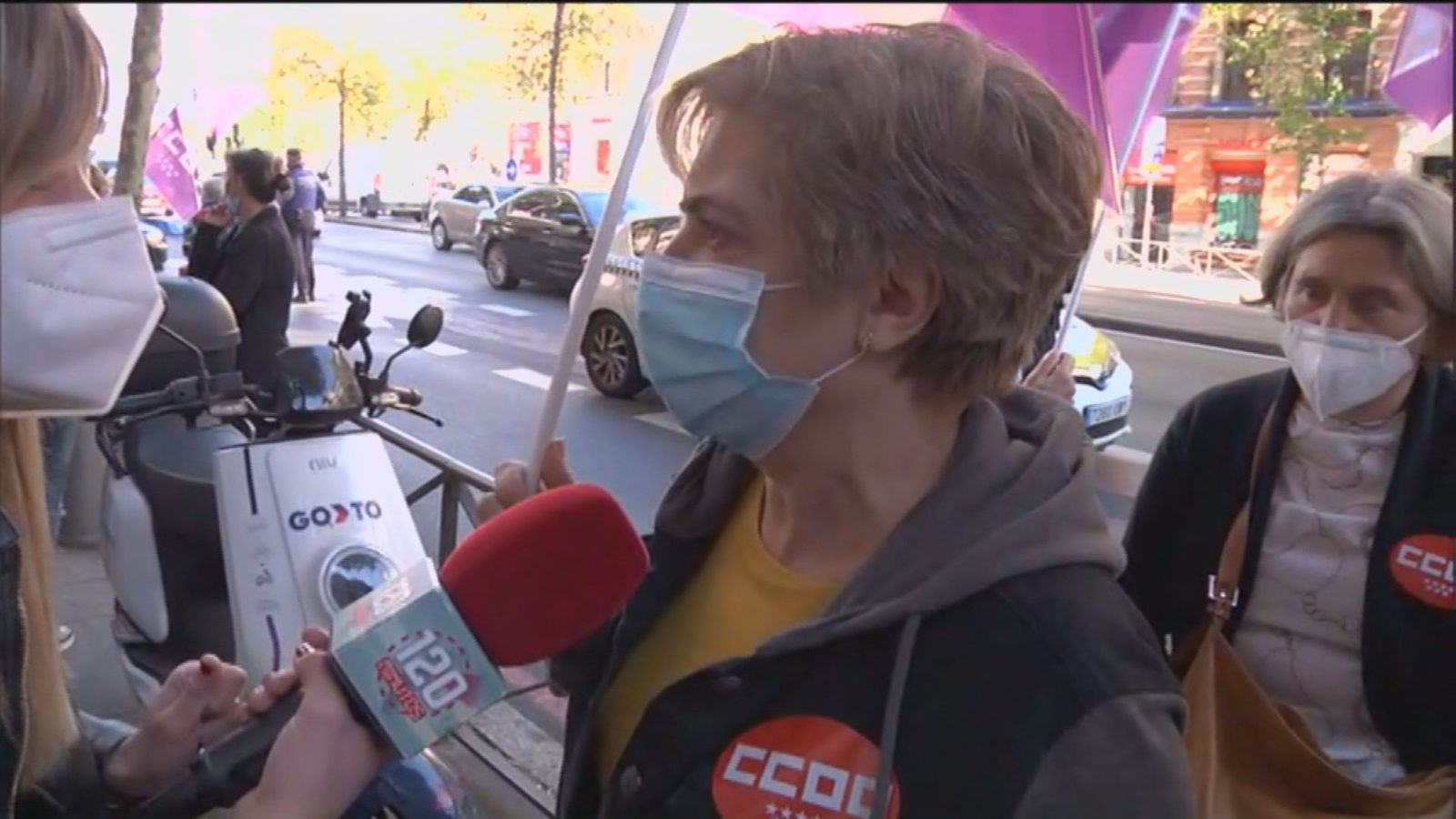 Empleados de limpieza de hospitales de Madrid se concentran frente a Sanidad por el "impago" de complementos salariales