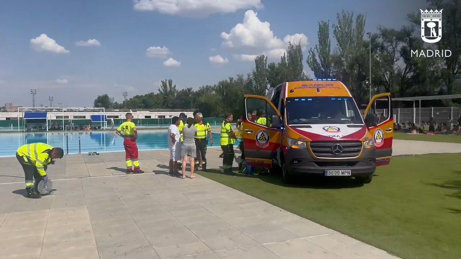 En estado grave un hombre tras sufrir un ahogamiento en la piscina municipal de Orcasitas