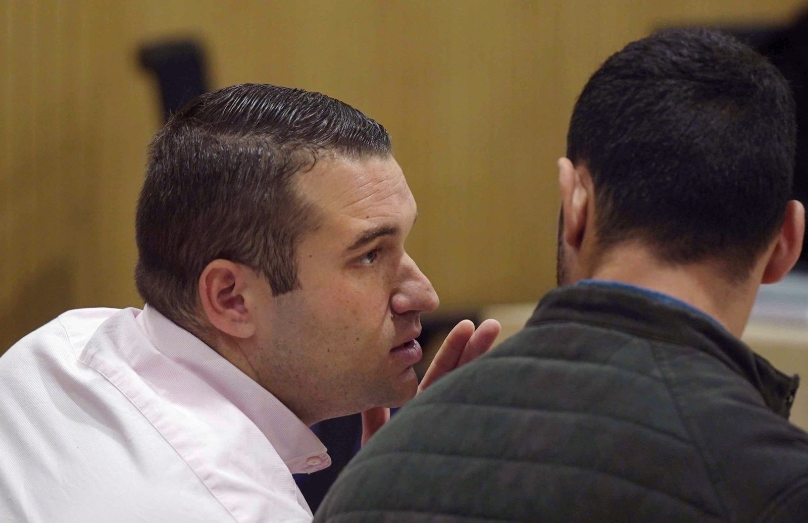 Dos de los cuatro miembros de La Manada, José Ángel Prenda(i) y Alfonso Jesús Cabezuelo (d) durante el juicio