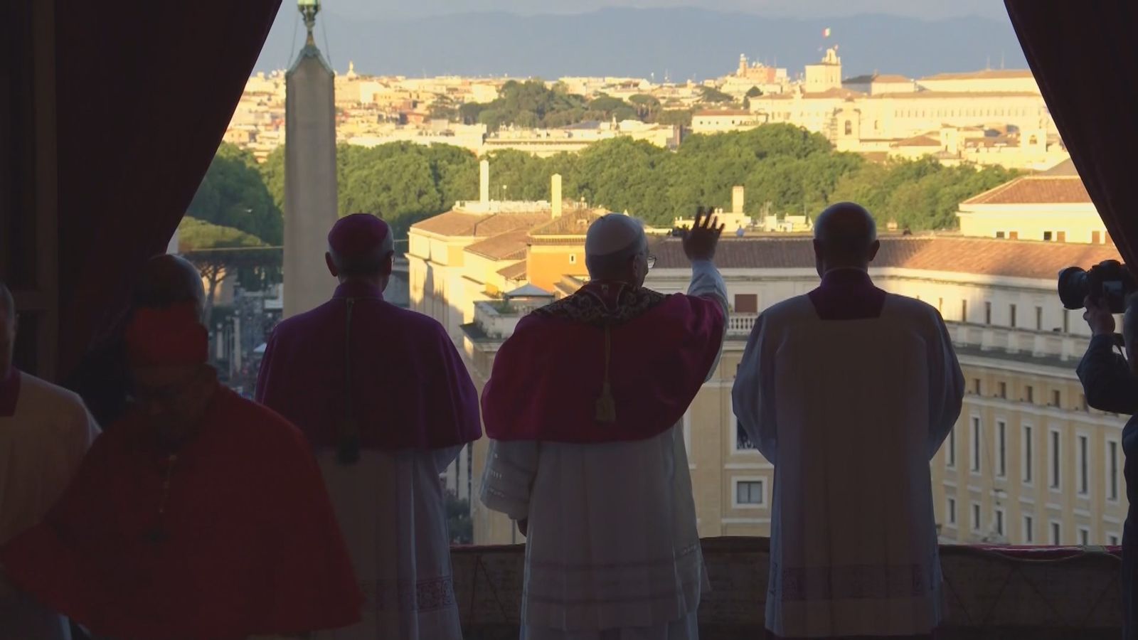 El Papa León XIV saludando desde el balcón de la basílica a miles de fieles en la Plaza de San Pedro