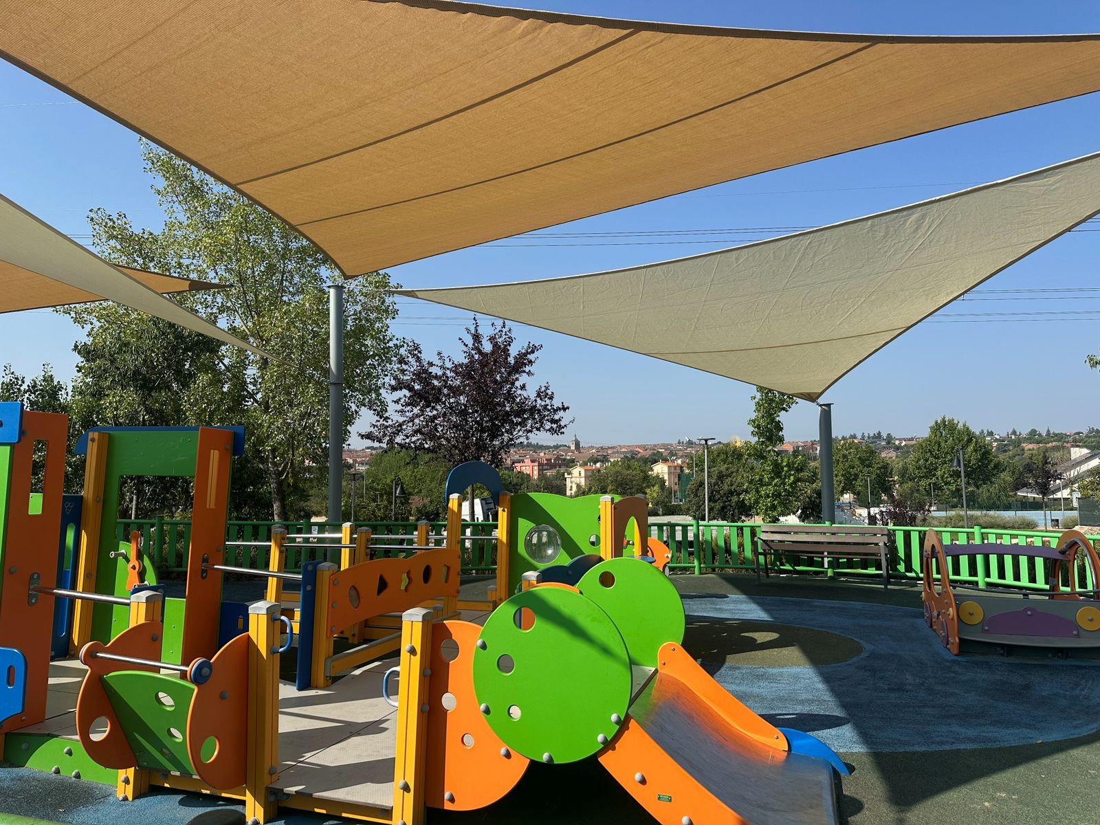 Lonas en un parque infantil de Galapagar