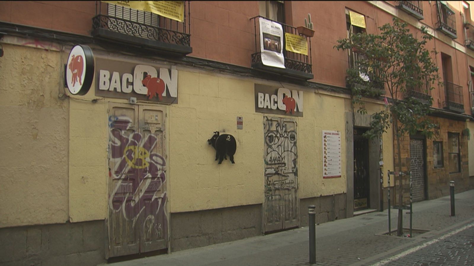 Vecinos de Malasaña denuncian a un bar 'ilegal' que les amarga la vida con estruendo y malos olores