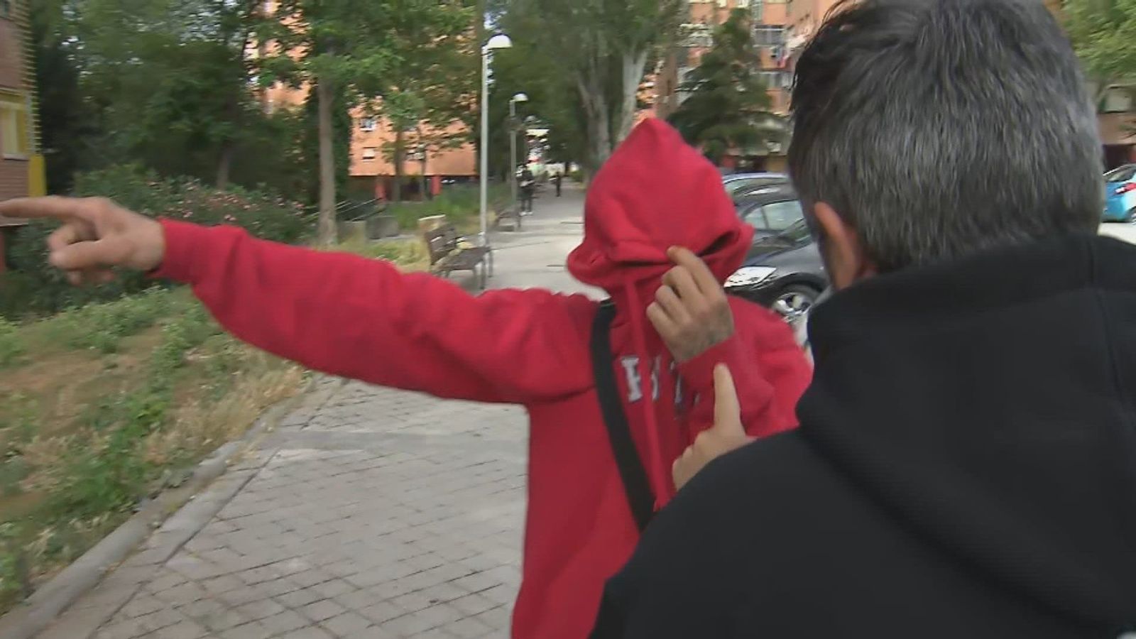 Intentan agredir a un equipo de Telemadrid en Latina: "Quita esa cámara"