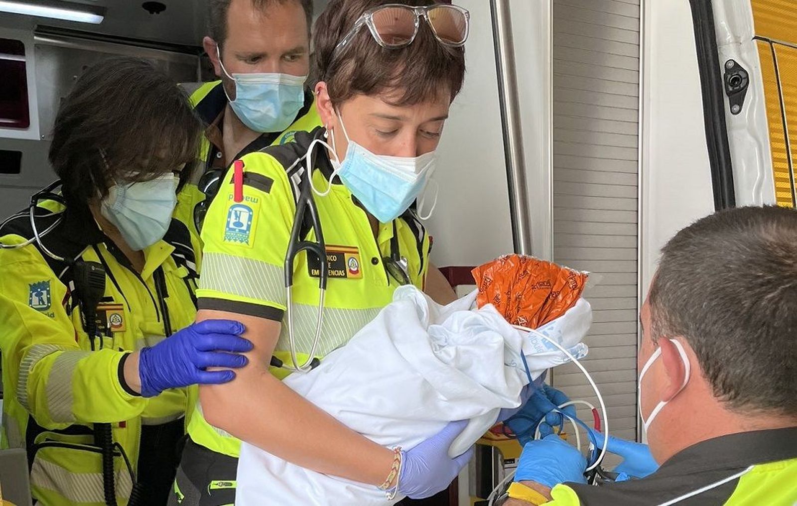Encuentran a un bebé recién nacido envuelto en una manta en Campamento
