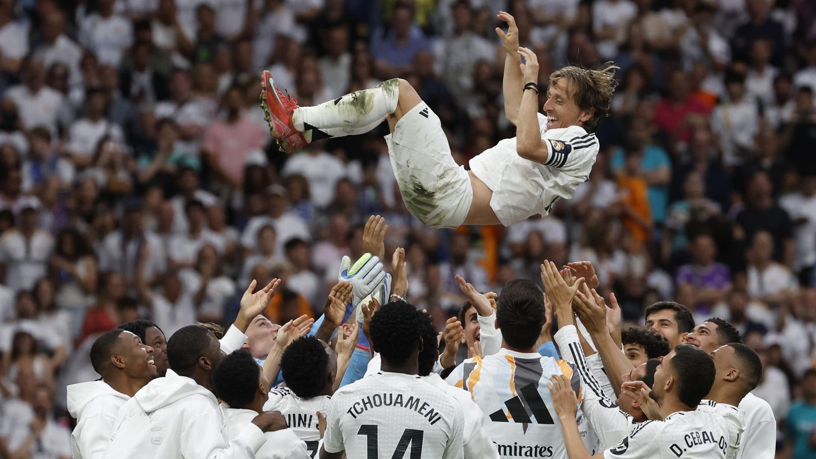 Modric, embargado por la emoción