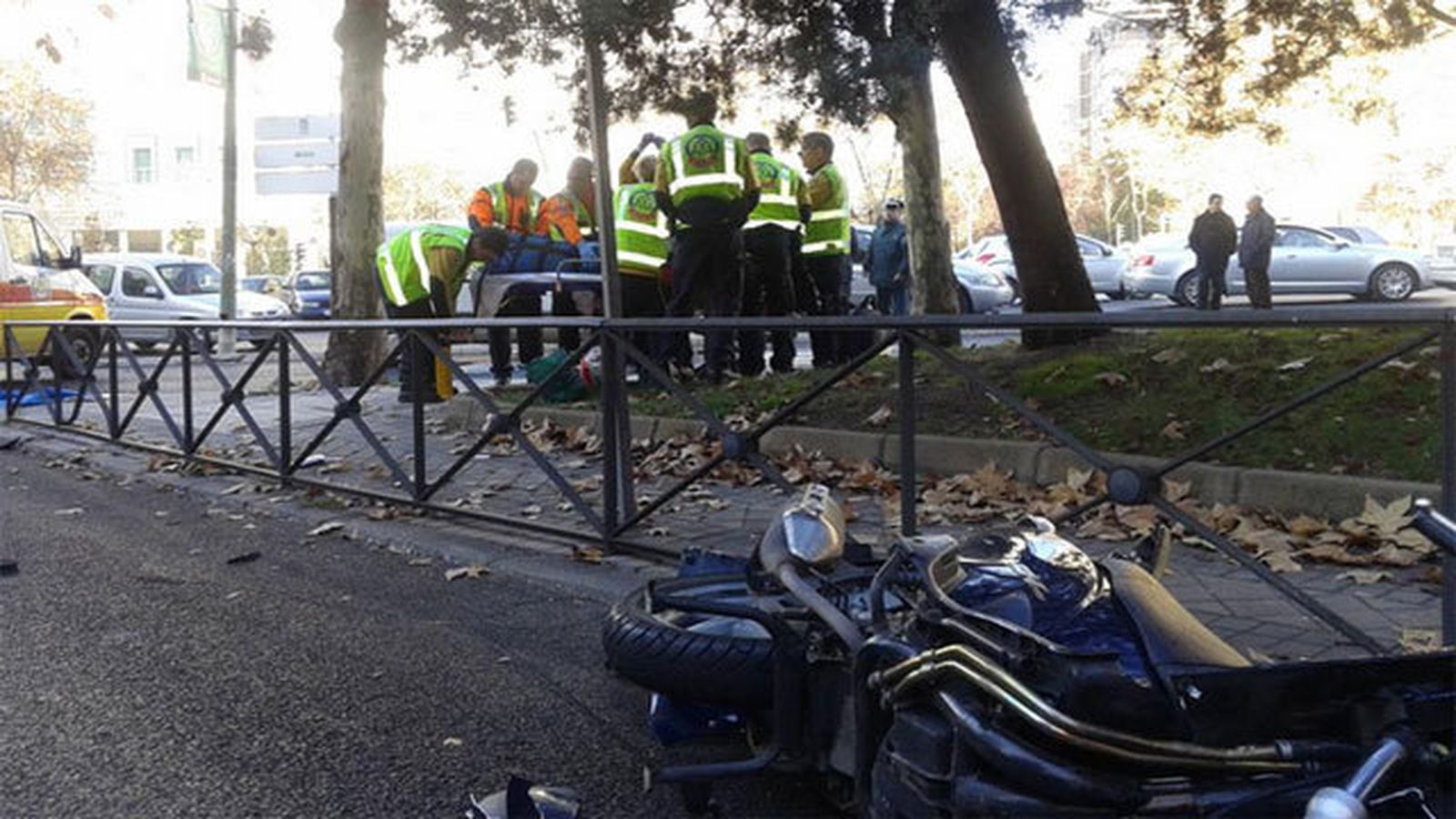 La moto sinistrada sobre el pavimento