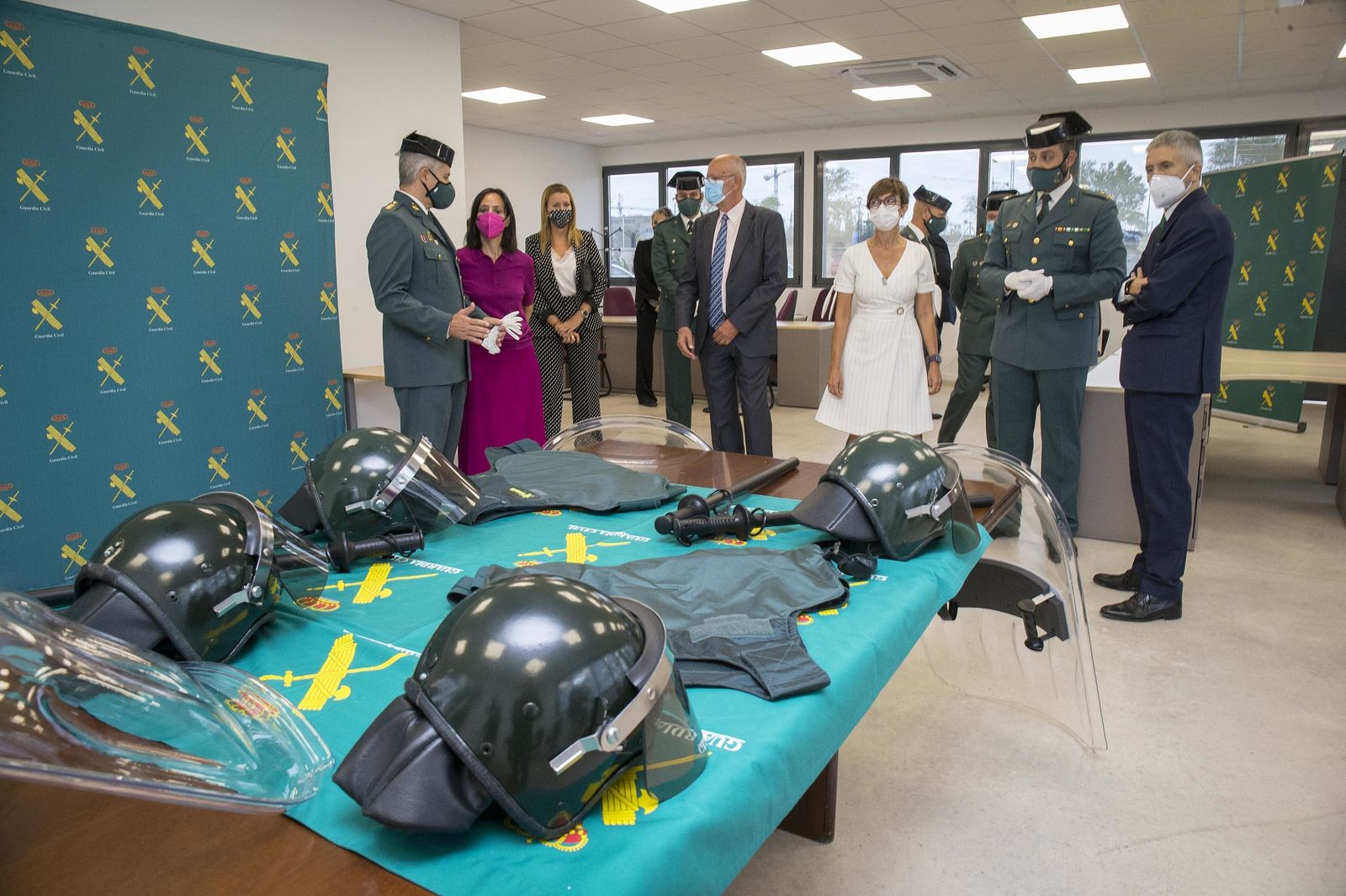 Autoridades y mandos de la Guardia Civil en el Interior del nuevo puesto de Villalbilla