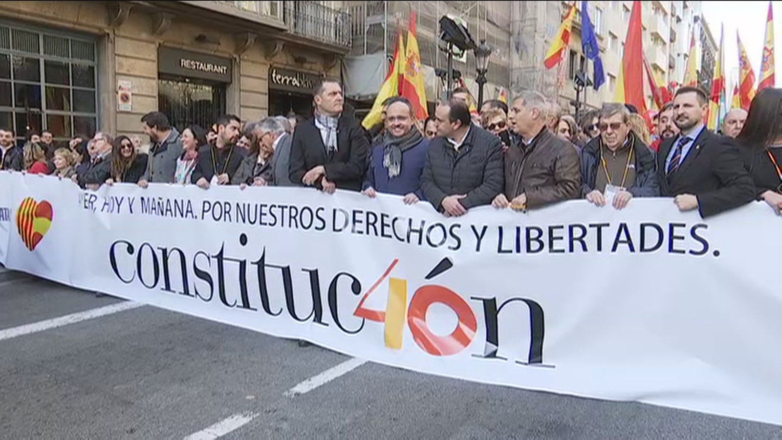 Dos mil personas se manifiestan en Barcelona por el 40 aniversario de la Constitución