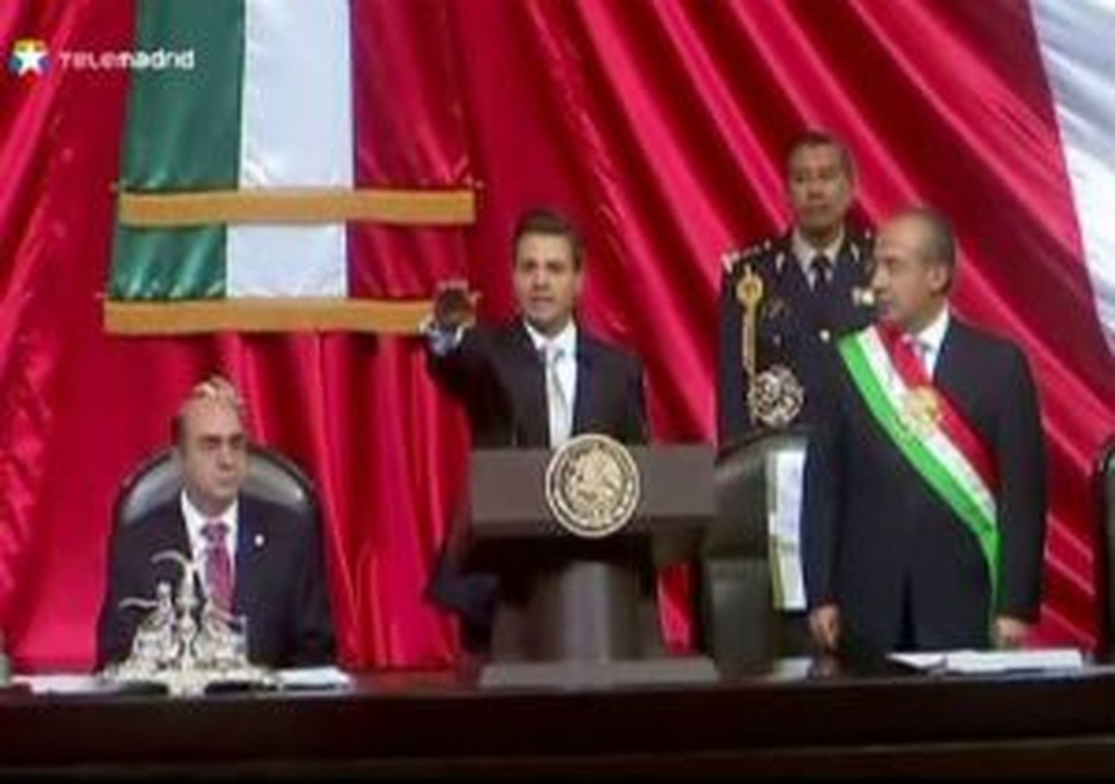 Cien heridos en protestas contra la investidura del presidente mexicano
