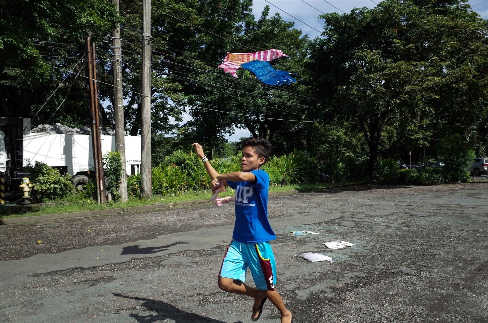 Un niño corre en la isla de Mindanao