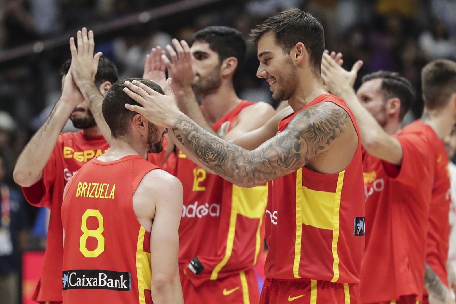 Willy Hernangómez  y Darío Brizuela celebran la victoria frente a Irán