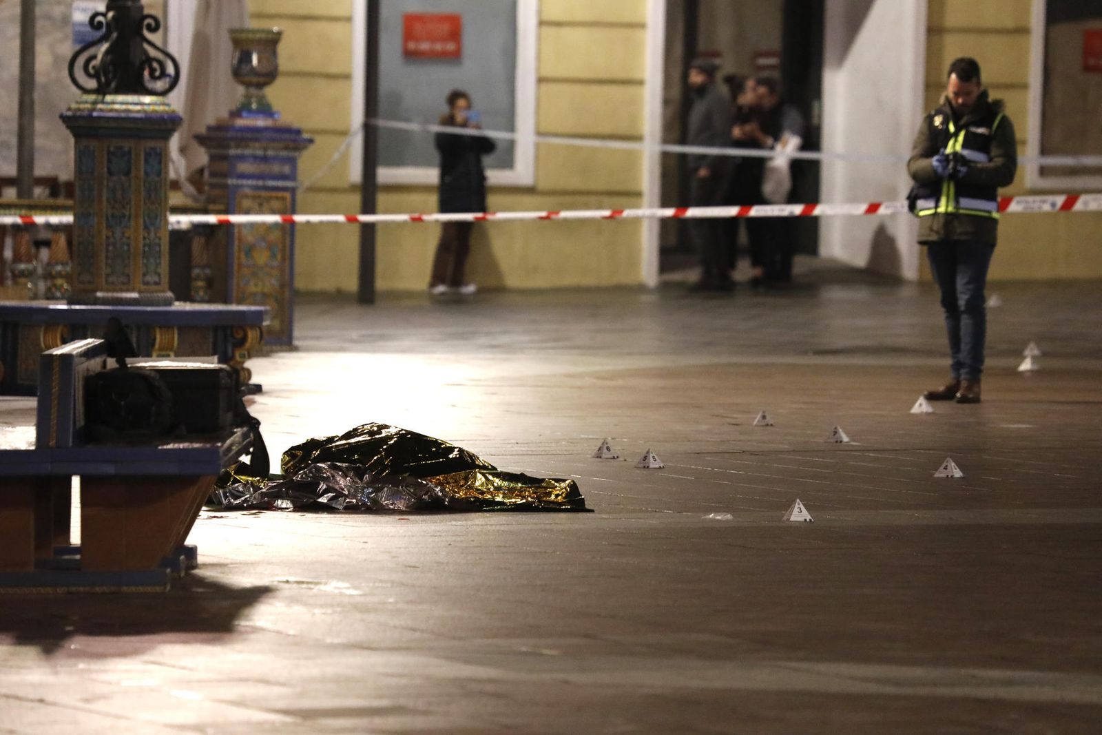 Una persona yace en la Plaza Alta de Algeciras