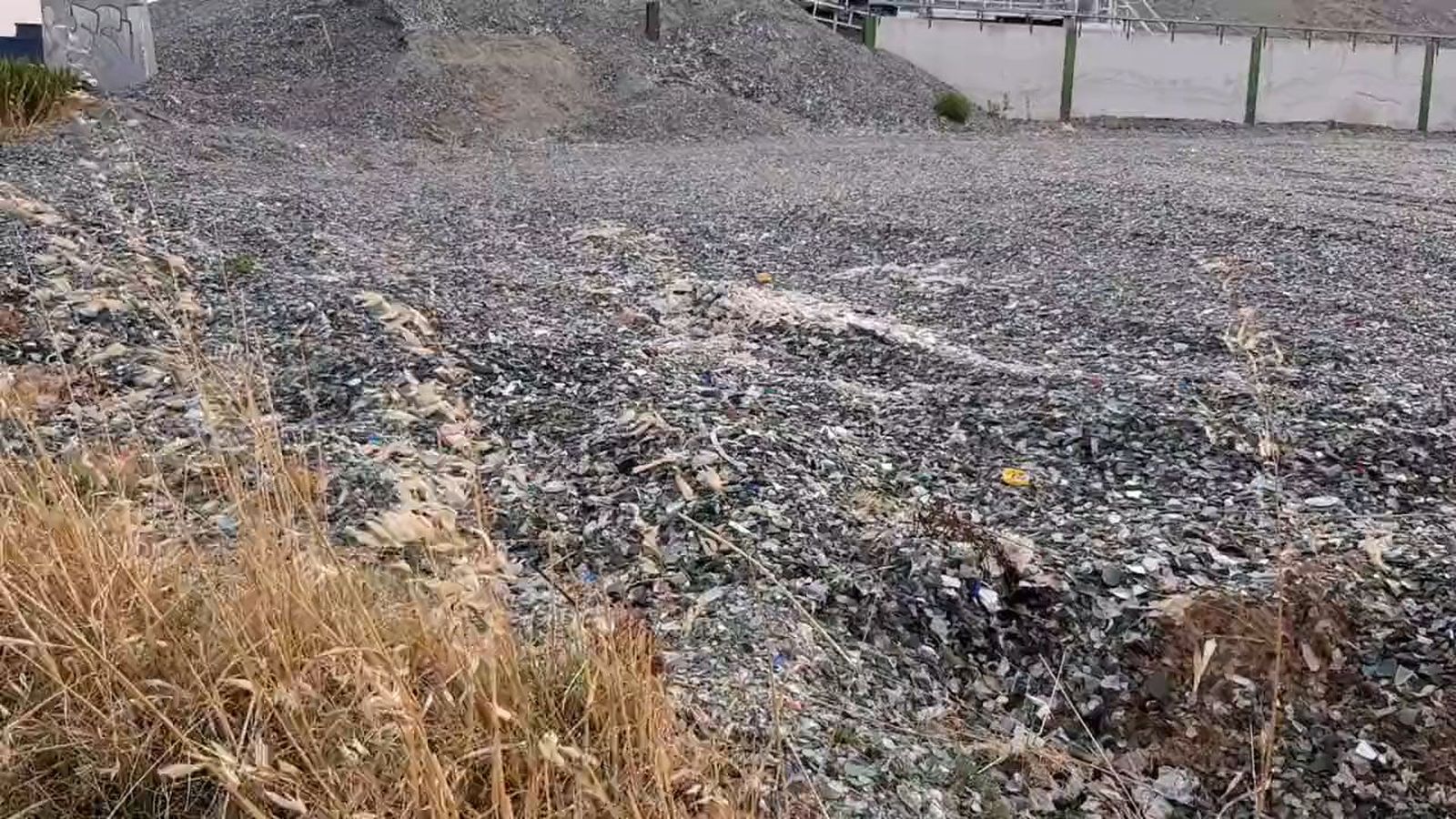 Montañas de vidrio sin reciclar en Ajalvir
