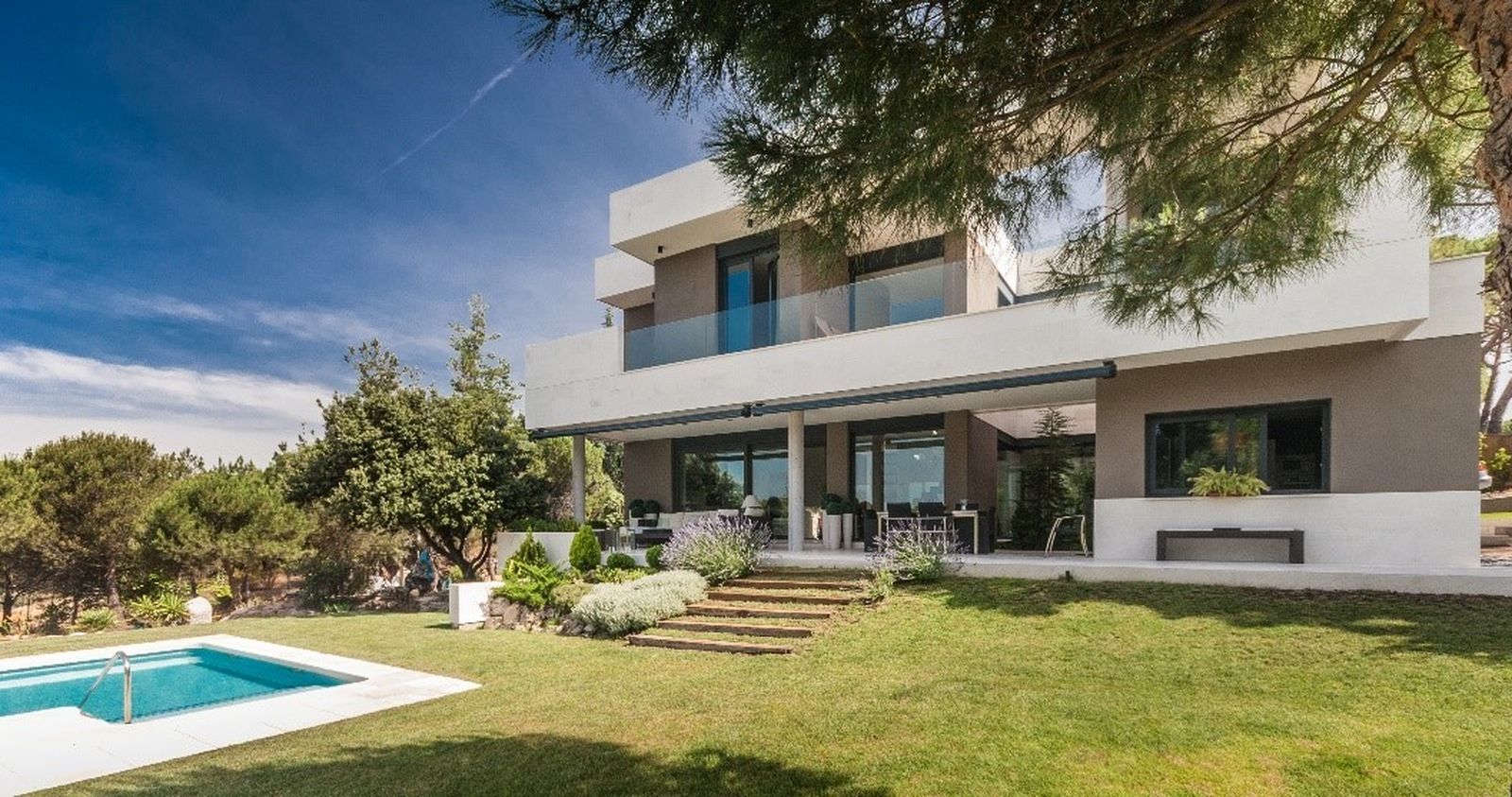 Esta increíble vivienda es moderna por dentro y por fuera, pero está perfectamente integrada en plena sierra de Guadarrama.