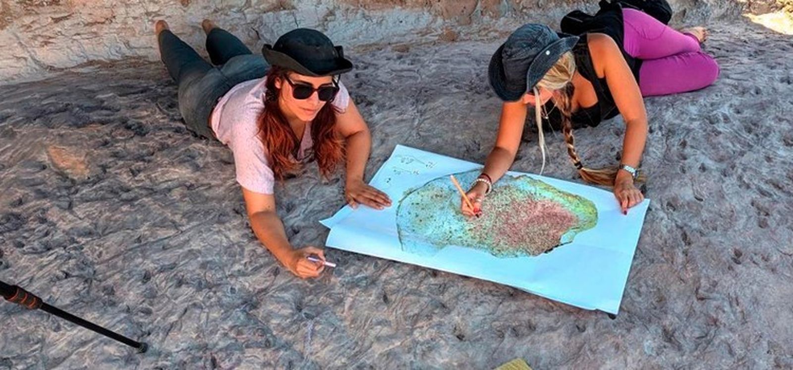 Investigadoras de la Universidad de Alcalá en el yacimiento paleontológico de Tamajón (Guadalajara)