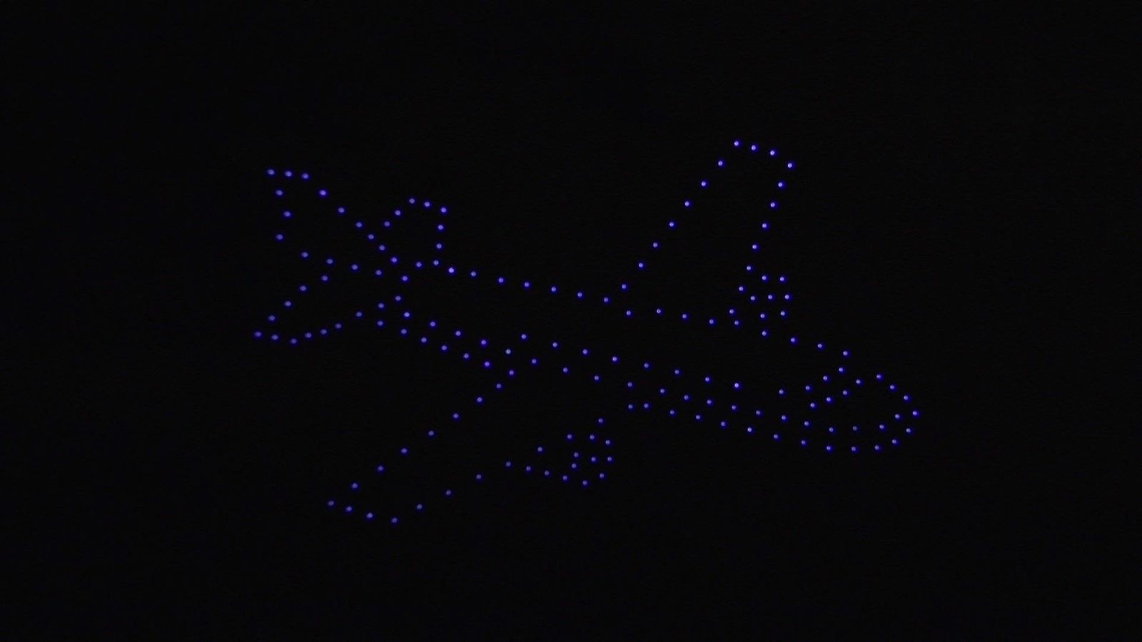 200 drones sobrevuelan Cuatro Vientos por San Juan