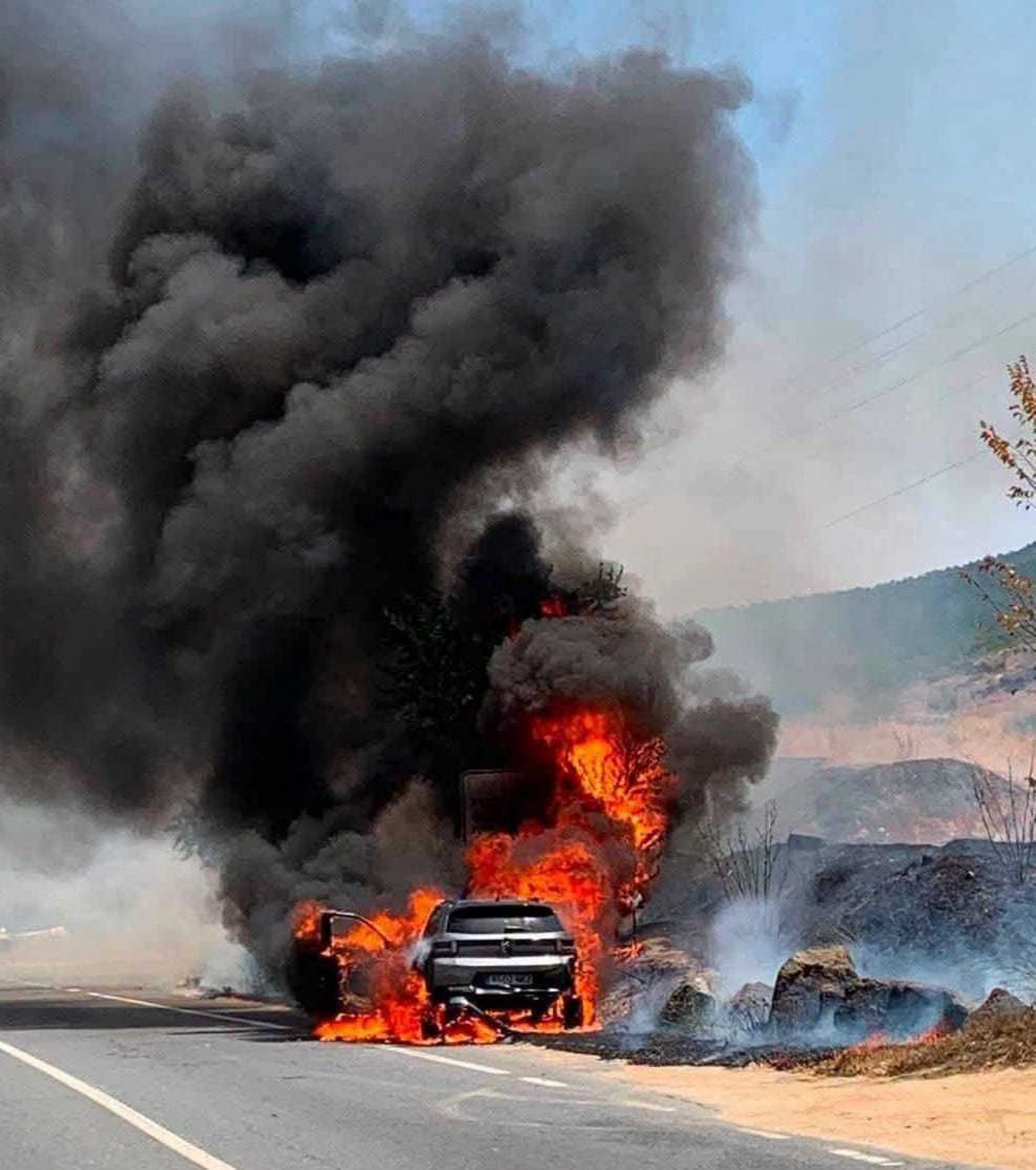 Imagen del coche que provocó el incendio