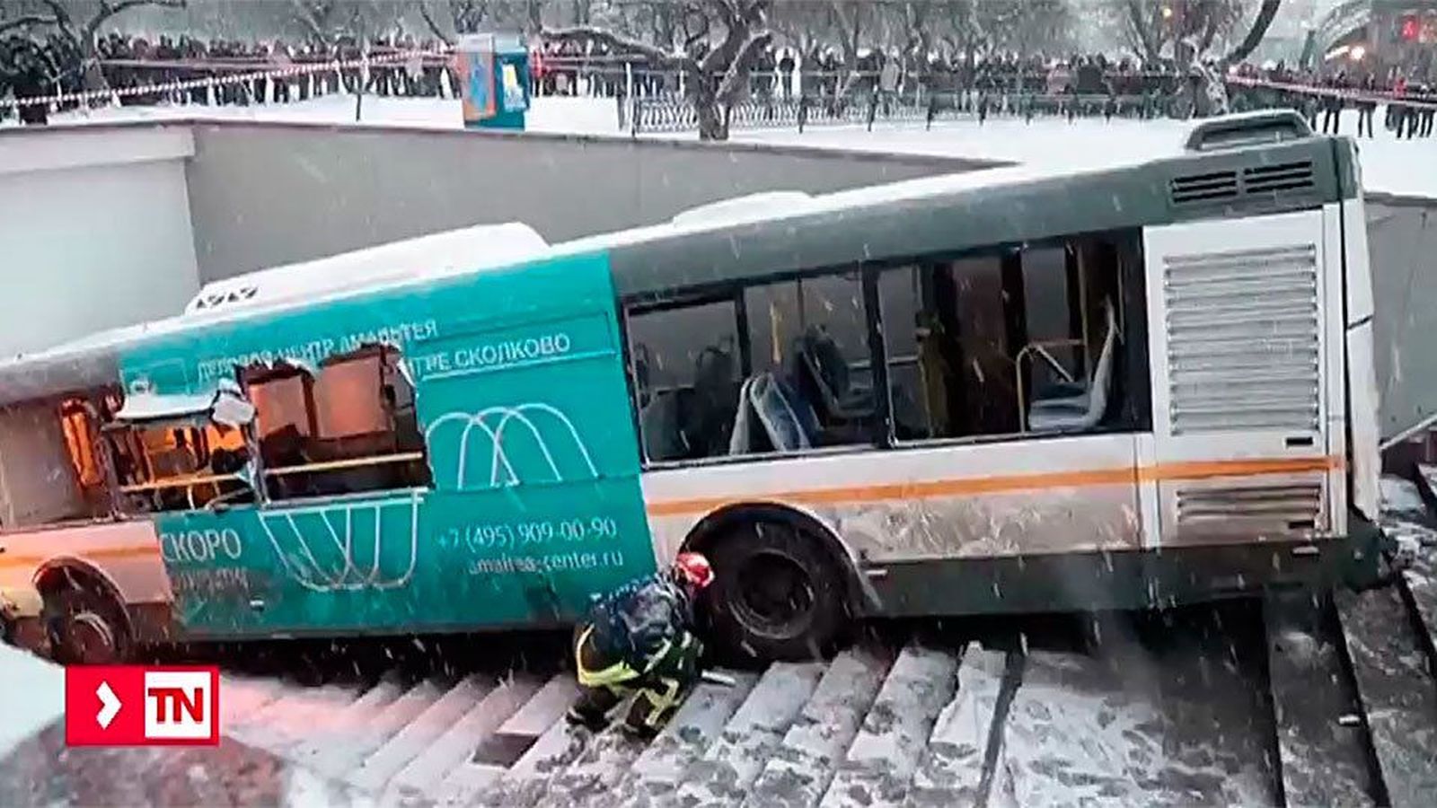Un autobús se precipita por una boca del metro de Moscú y deja cinco muertos y otras 13 personas heridas