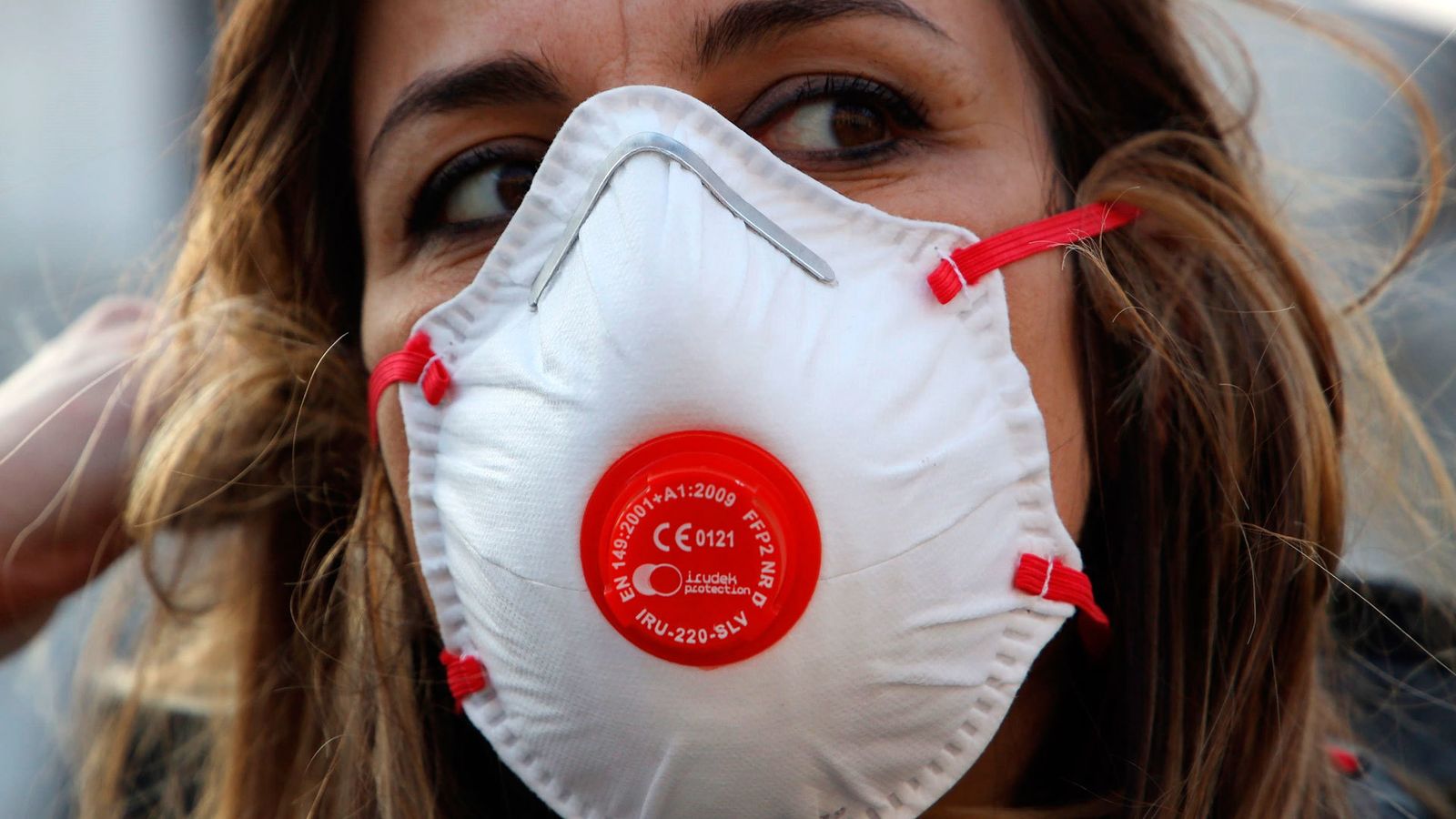 Una mujer se protege con una máscara frente al coronavirus
