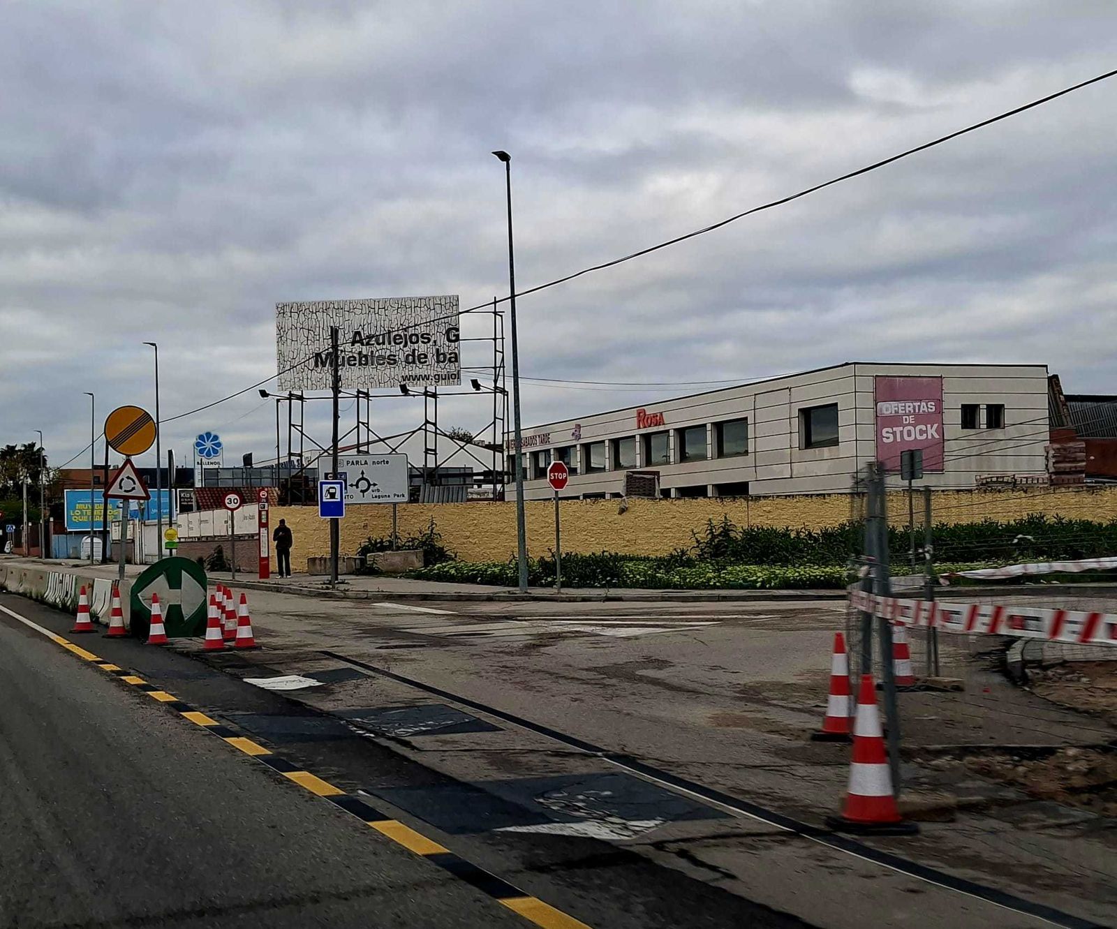 Zona de obras en la M-408, en la vía de servicio del acceso a Parla Norte