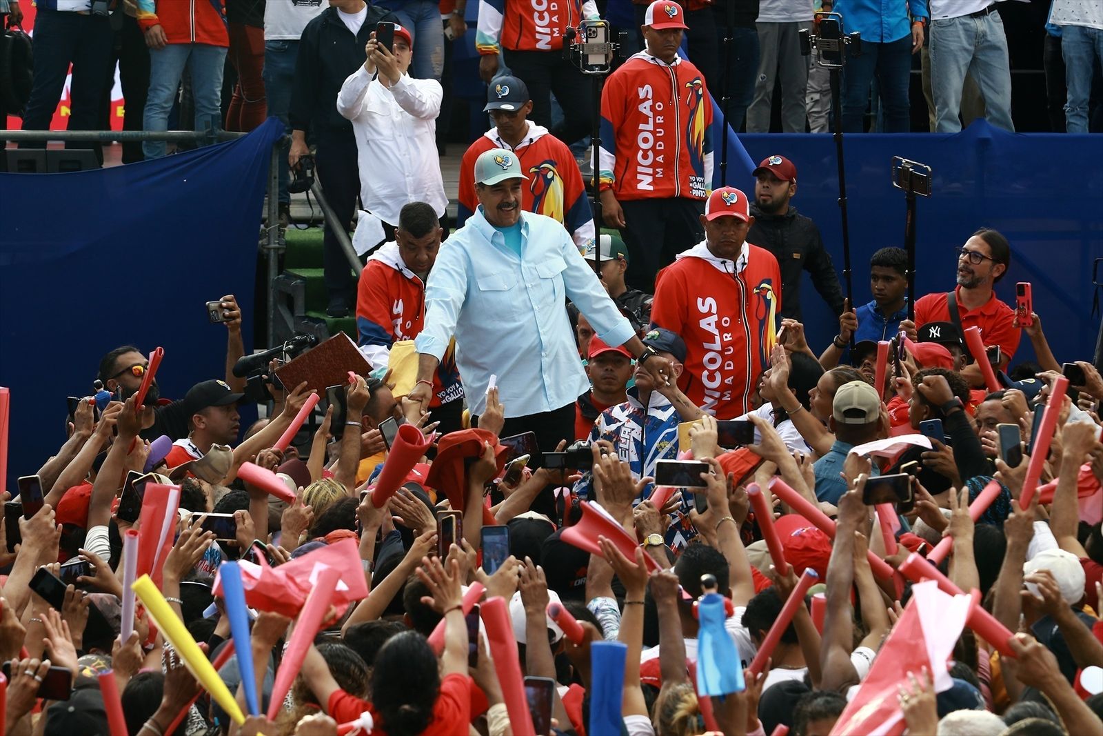 El chavismo y la oposición miden su fuerza en multitudinarias marchas en cierre de campaña
