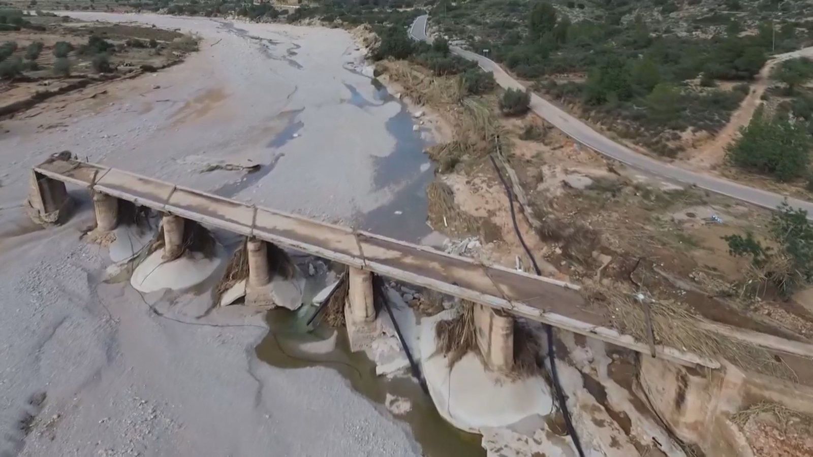 Los municipios afectados por la DANA de Valencia siguen recuperando sus conexiones por carretera