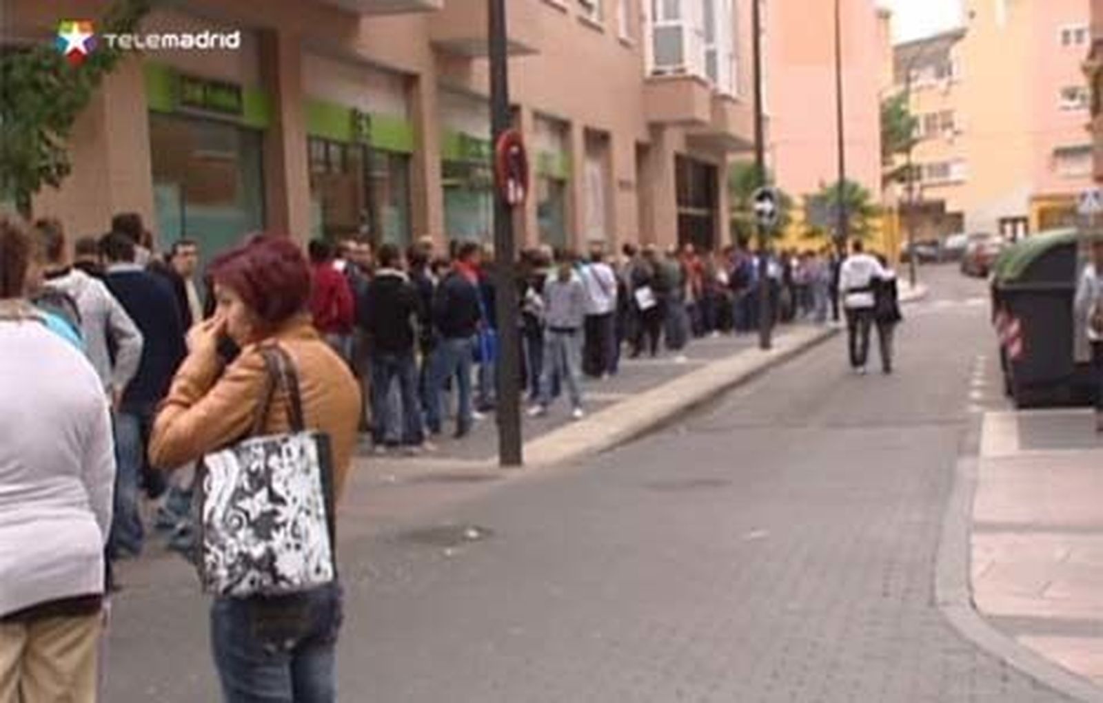 Miles de personas hacen cola durante 3 días en Getafe para optar a 150 empleos