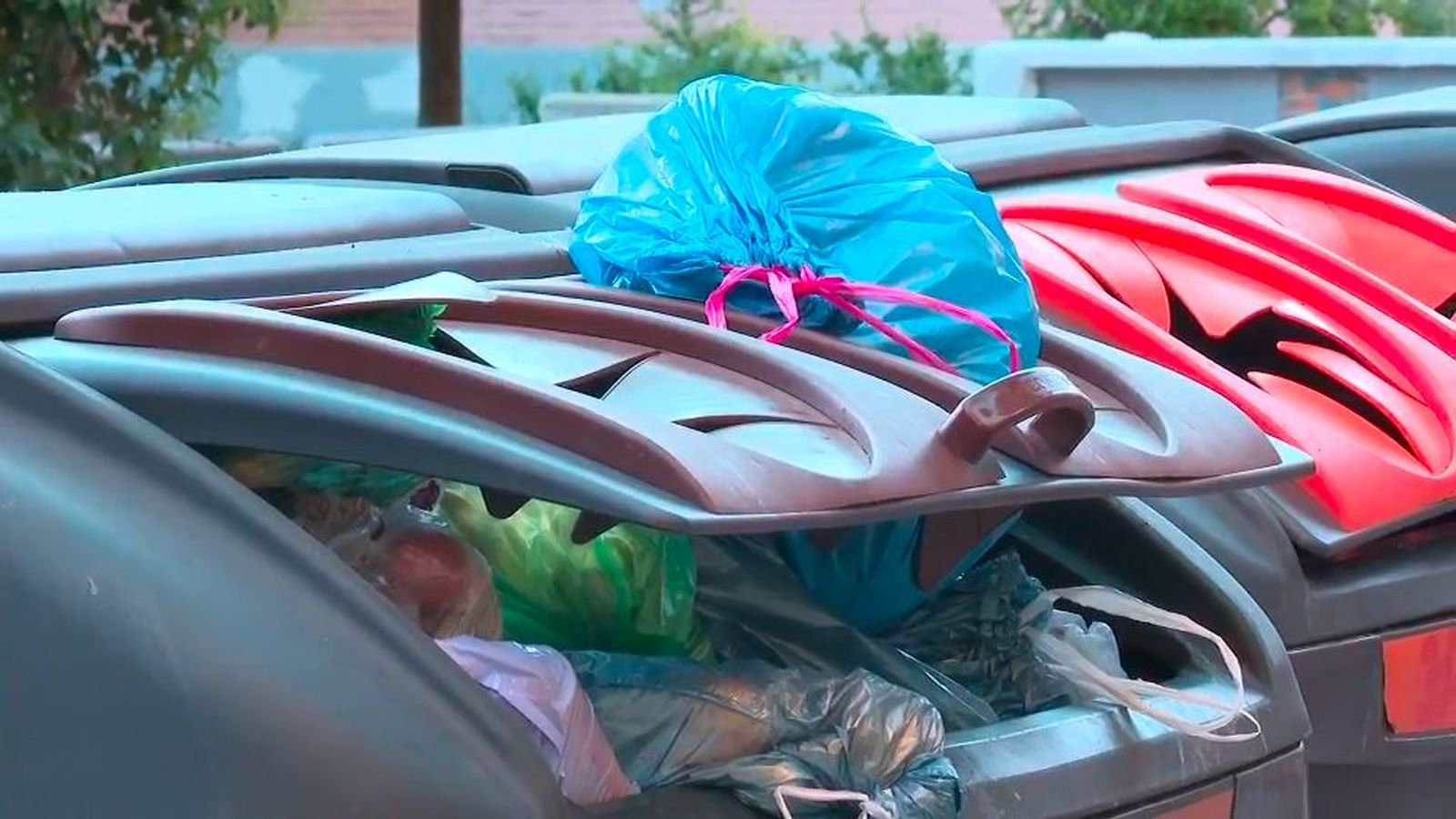 200 multas en Madrid: así actúan las patrullas secretas de limpieza que pillan 'con las manos en la basura'