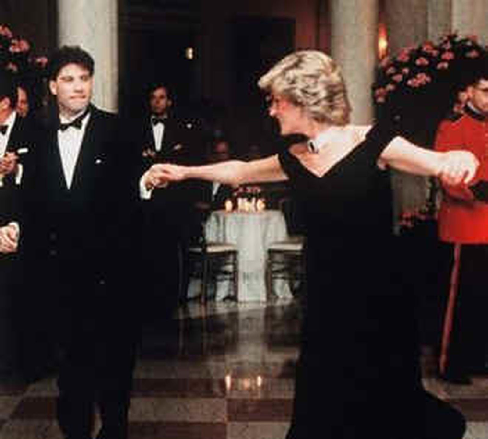 Subastado el vestido con el que Lady Di bailó con John Travolta