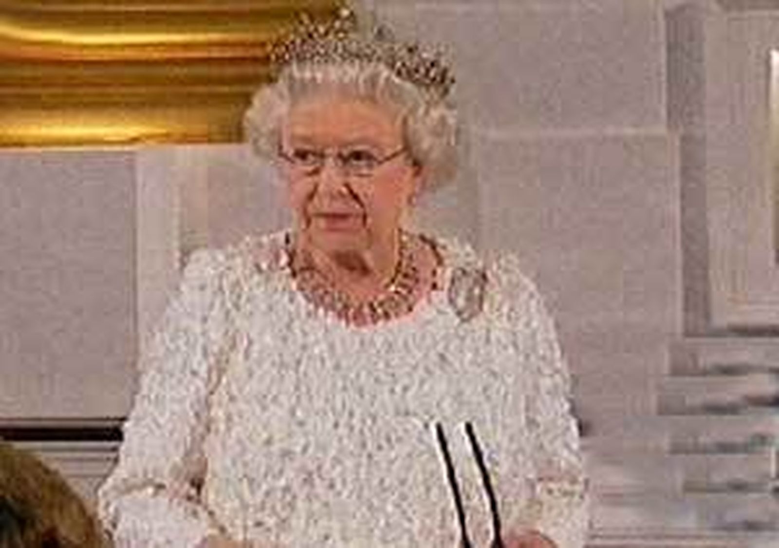 Isabel II subraya la solidez de los nexos entre Reino Unido e Irlanda pese al pasado "turbulento"