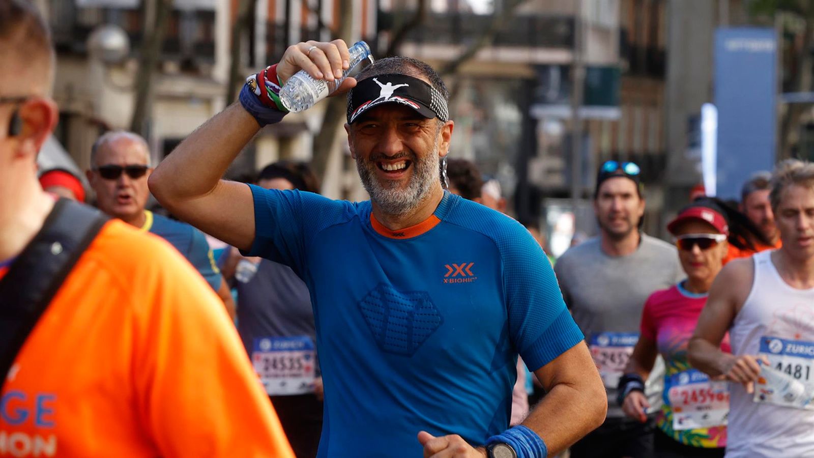 Varios corredores compiten en el Maratón de Madrid, con carreras paralelas de medio maratón y 10k, este domingo