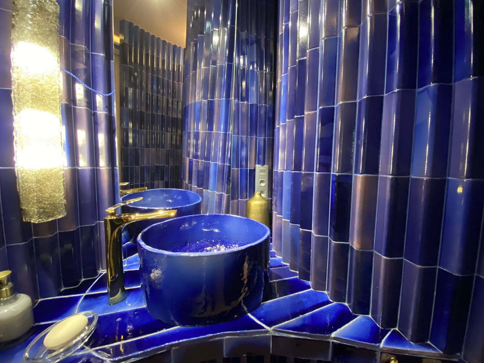 Los azulejos cordobeses en este azul tan intenso los encontramos hasta en el cuarto de baño, que es, por cierto, el punto central de la vivienda.