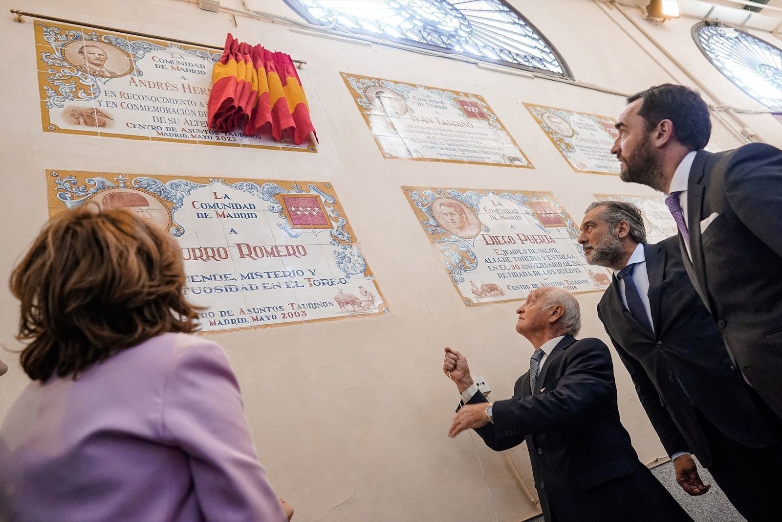 La Comunidad de Madrid instala un azulejo en Las Ventas en homenaje al torero Andrés Hernando