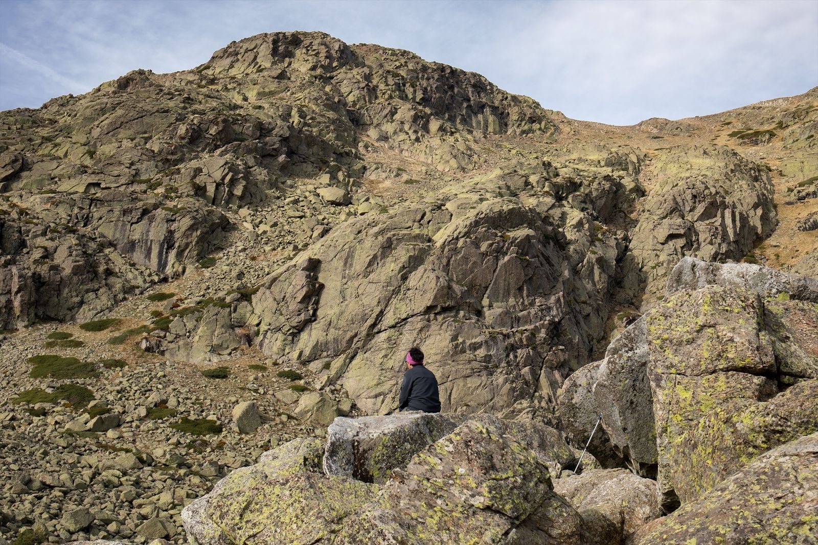 Una vigilante en la Laguna Grande de Peñalara, en la Sierra de Guadarrama
